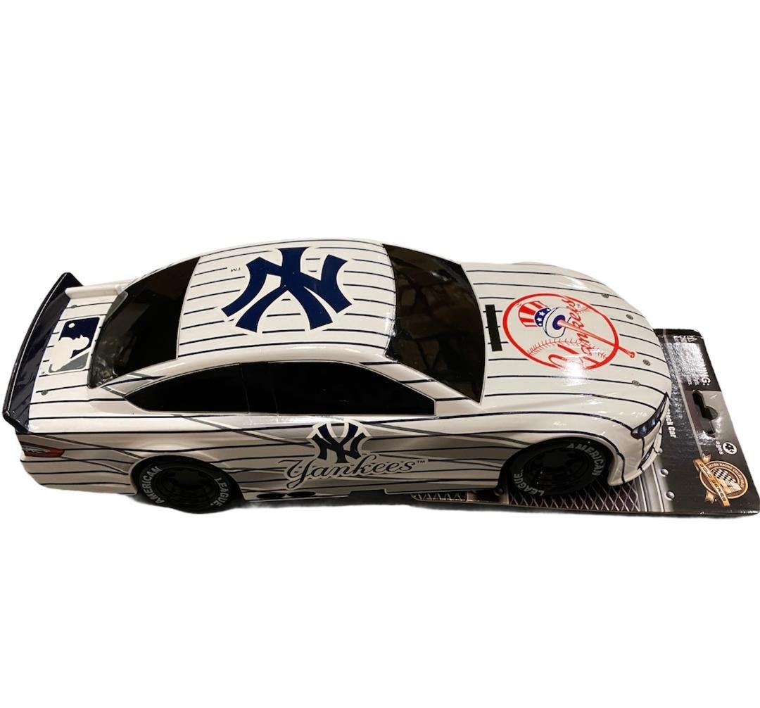 New York Yankees 2012 NASCAR Lionel Racing 1:24 Stock Car Limited Edition MLB