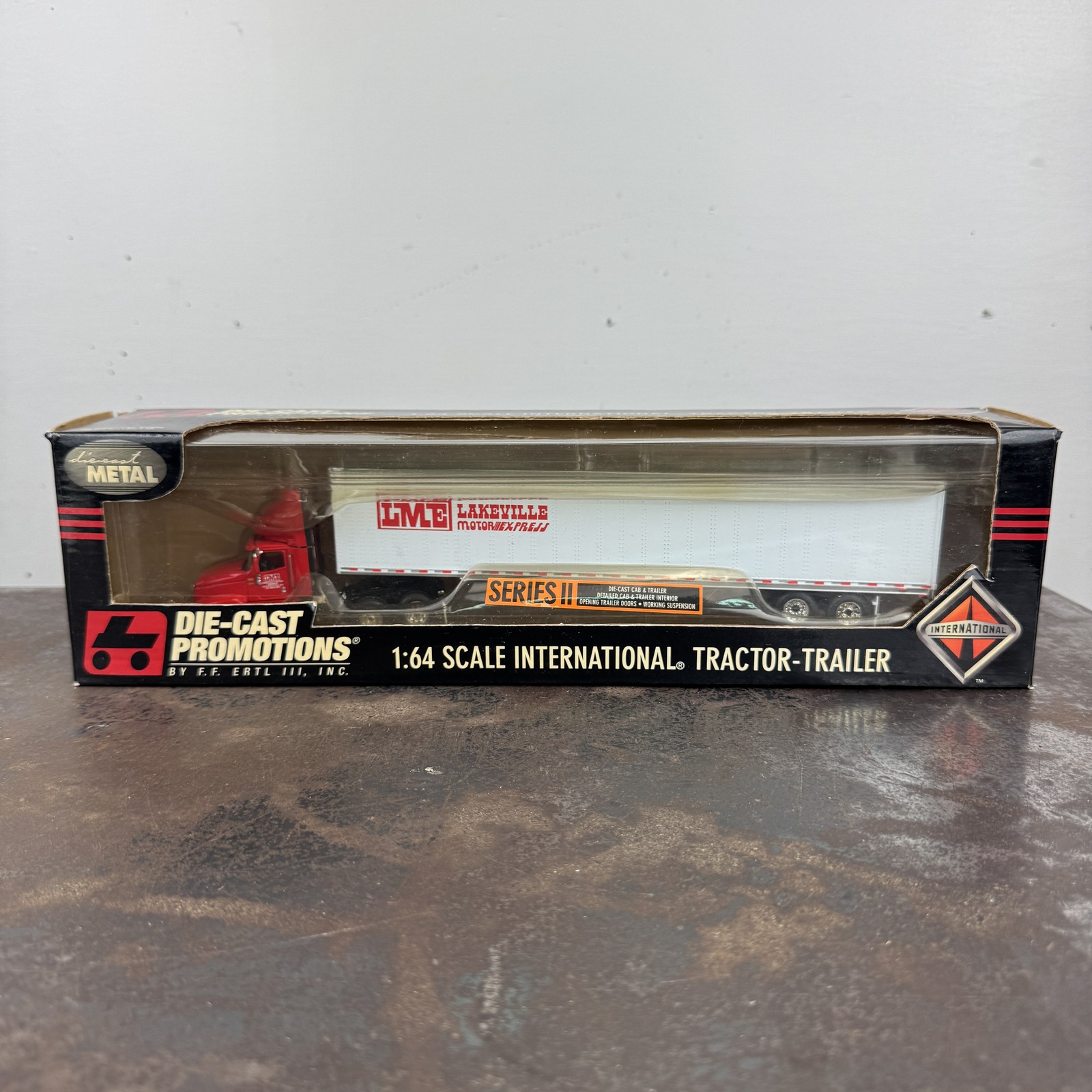 DCP LAKEVILLE MOTOR EXPRESS LME 1:64 International 9200 Truck w/ Trailer #30193