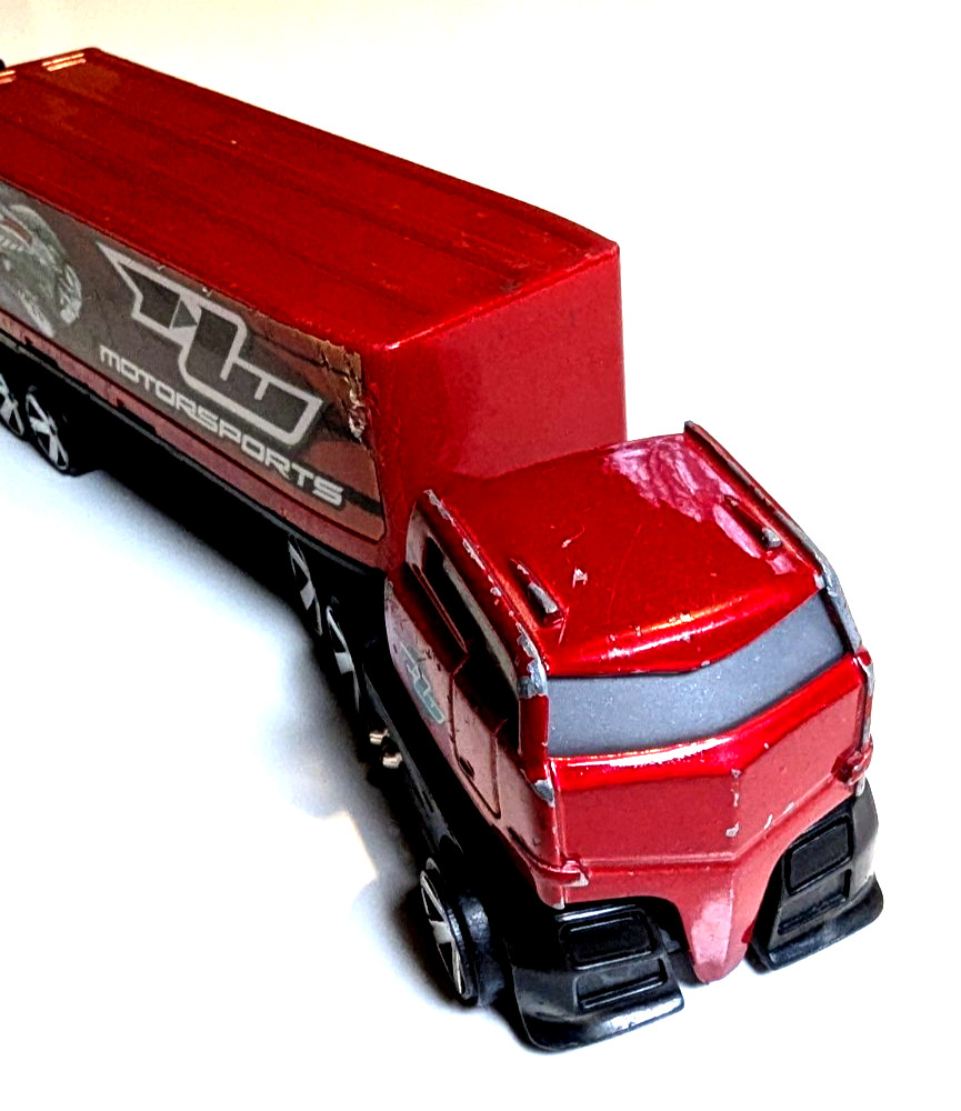 Hot Wheels Truckin Transporter Rig Dog Red Motorsports Toy 2006 Mattel 1:64