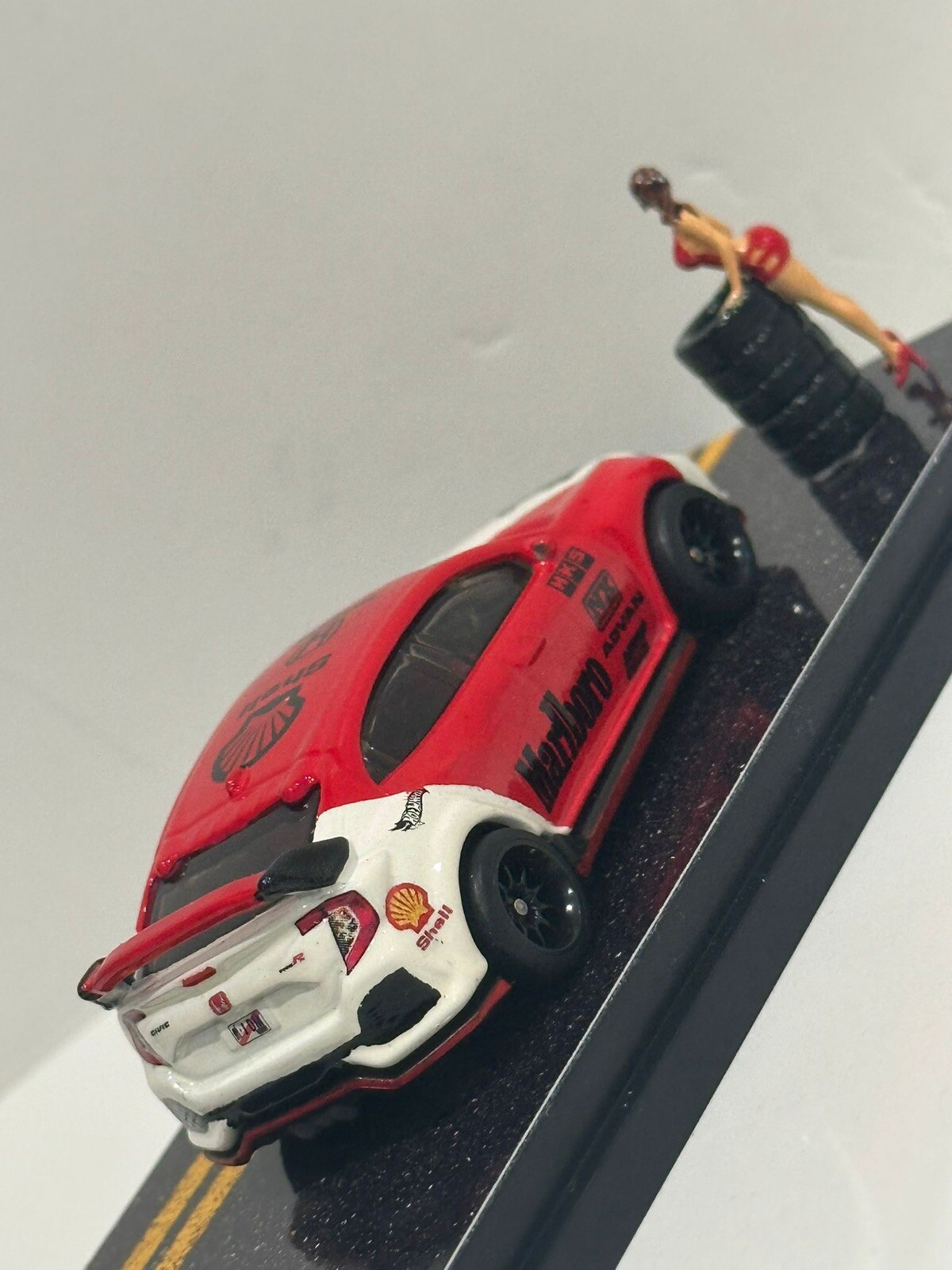 🔥🔥HOT WHEELS CUSTOM HONDA CIVIC TYPE R – MARLBORO W/ ACRYLIC CASE & FIGURE ++