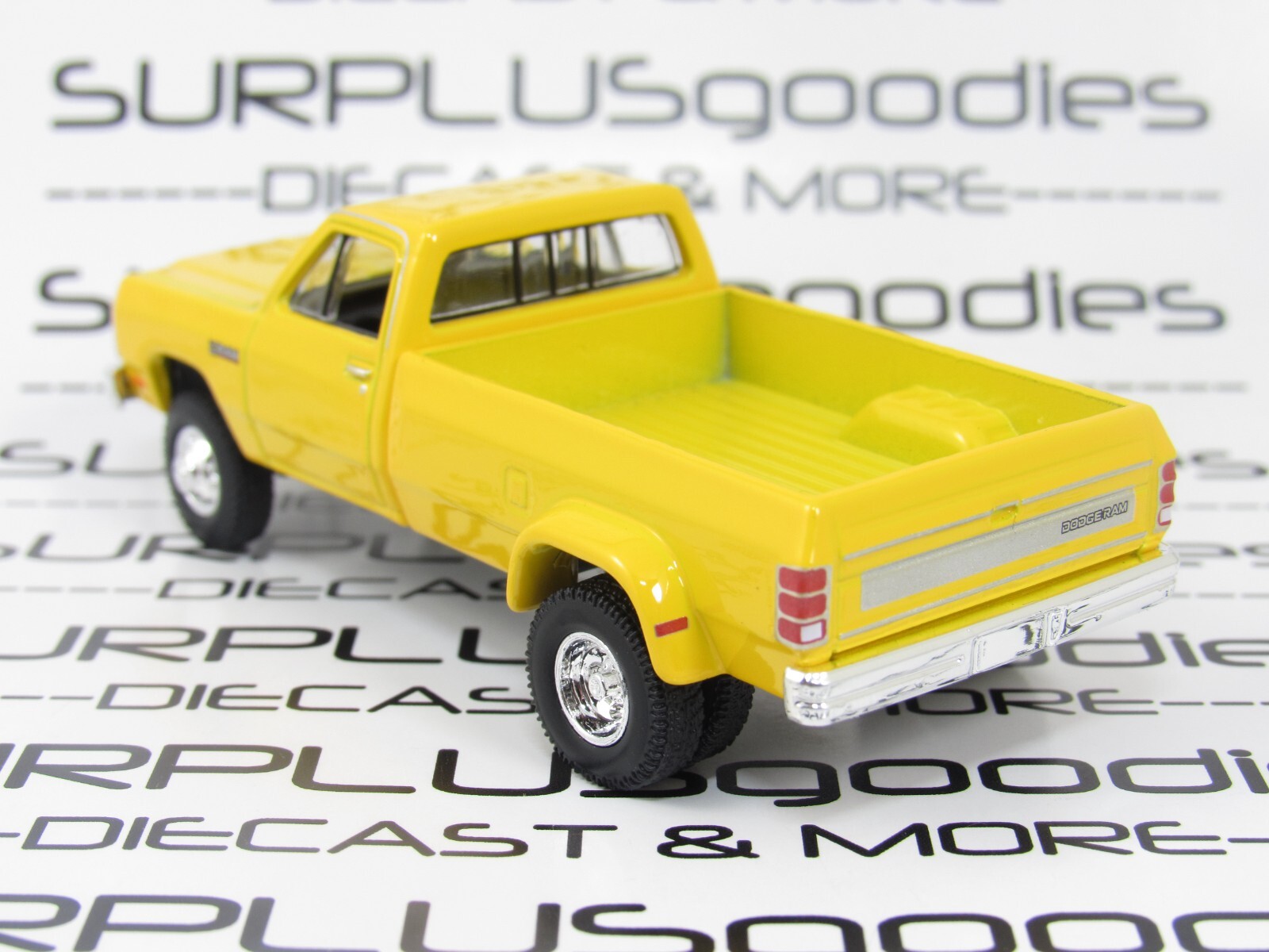 Greenlight 1:64 LOOSE Yellow 1982 DODGE RAM D-350 D350 Farm Dually Pickup