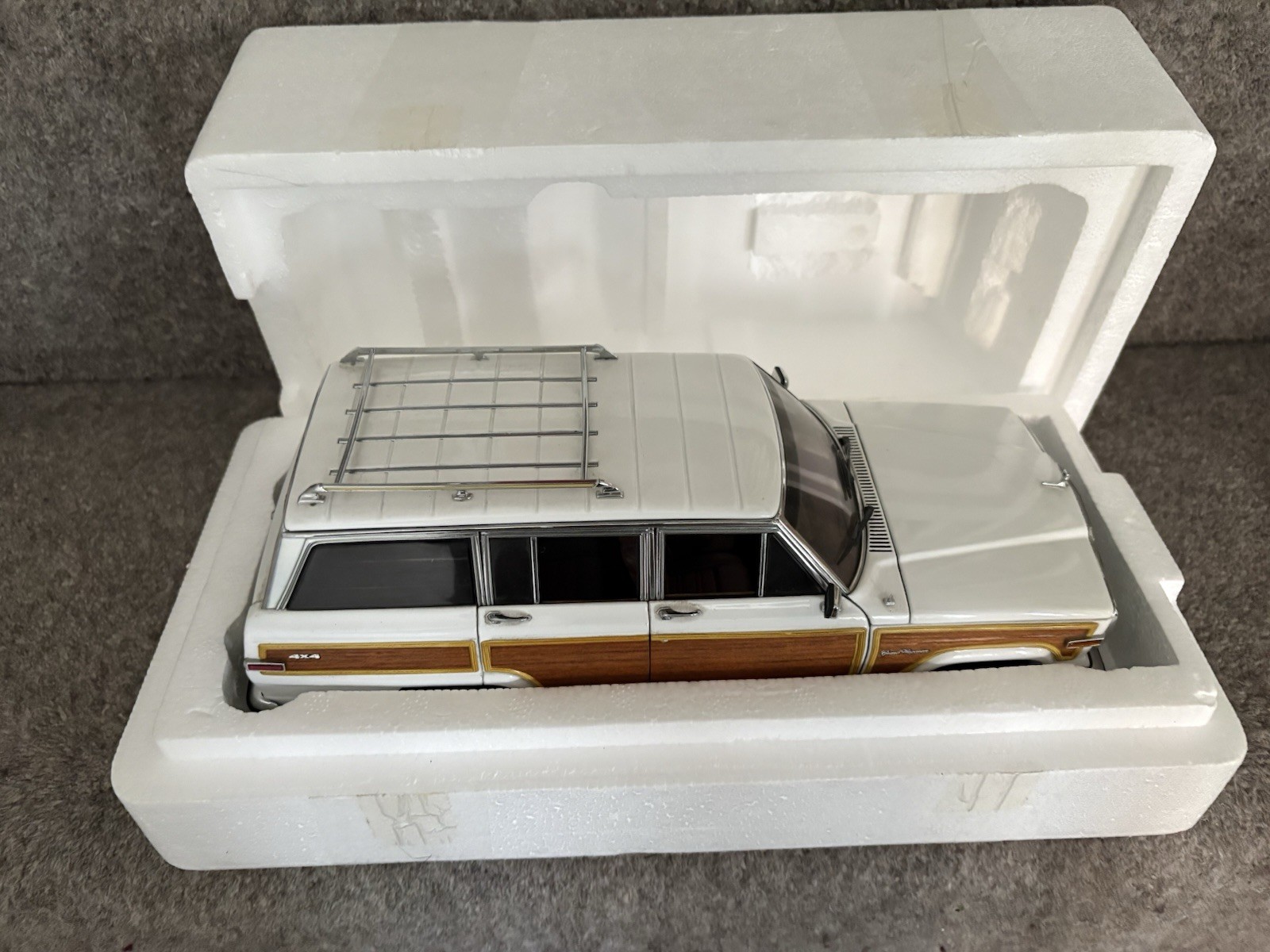 AUTOart Millennium 1/18 Jeep Grand Wagoneer #74001 Boxed Model Car