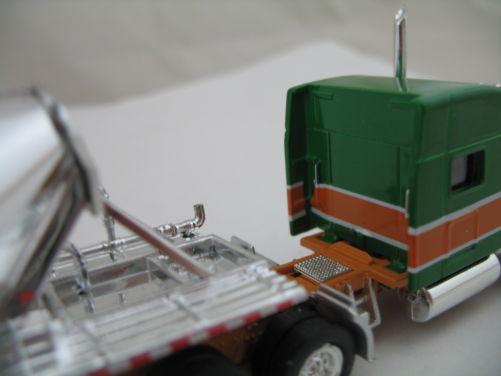 Trucks N’ Stuff HO Model Truck SPEC018: Peterbilt 389 SC w/ Pneumatic Tank Trlr