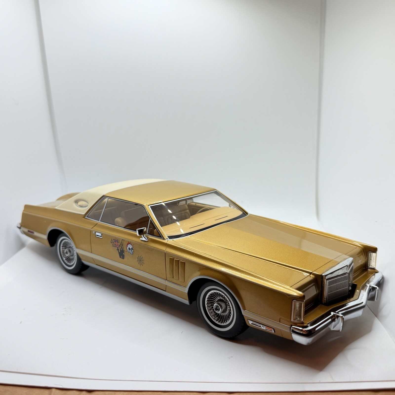 1977 LINCOLN CONTINENTAL MARK V GOLD SEALED MODEL 1:18 by MCG MODEL CAR GROUP