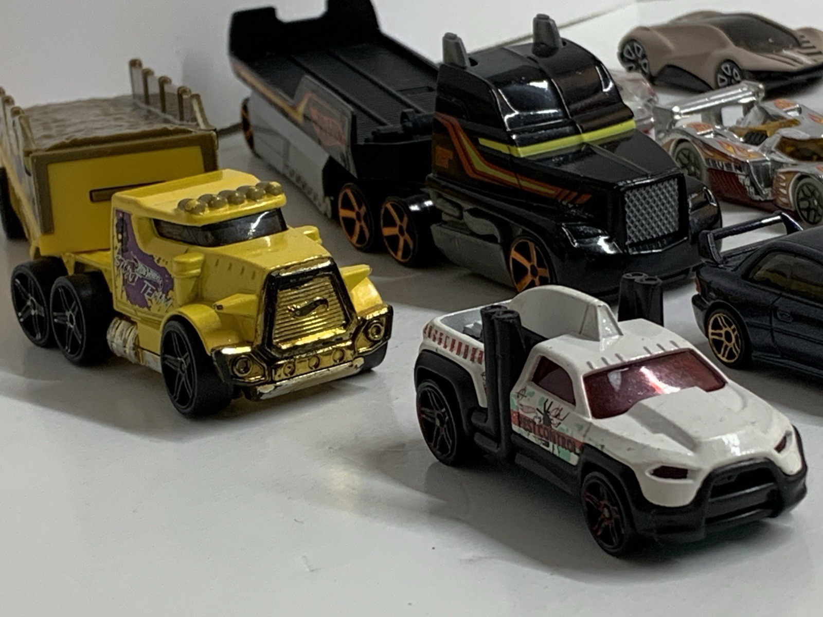 Lot Of 10 Toy Cars Die-cast And Plastic Hot wheels And Other Brands Preowned.