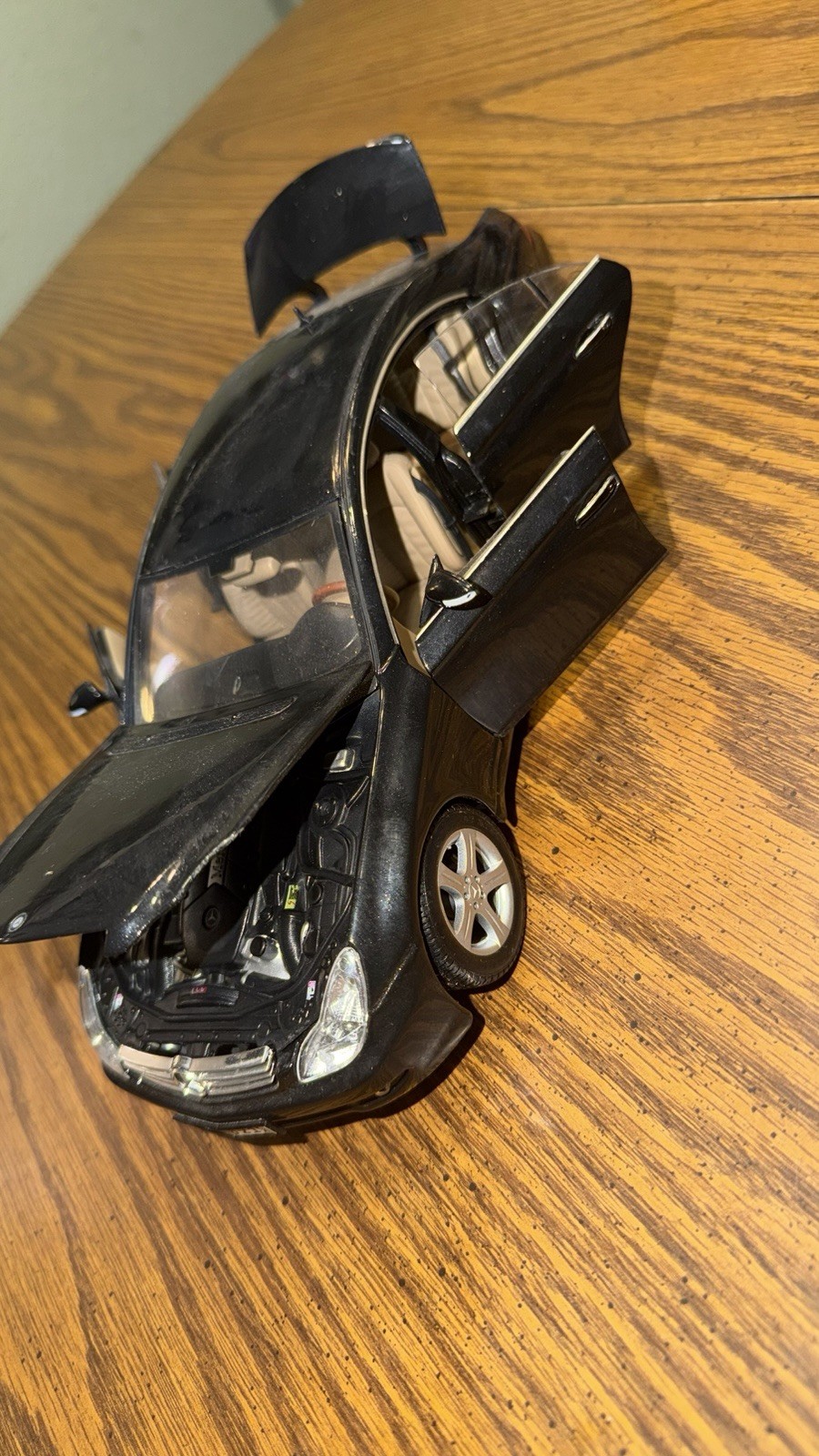 1:18 Maisto Mercedes-Benz CLS-Class (C219) Coupe – Black with Tan Interior