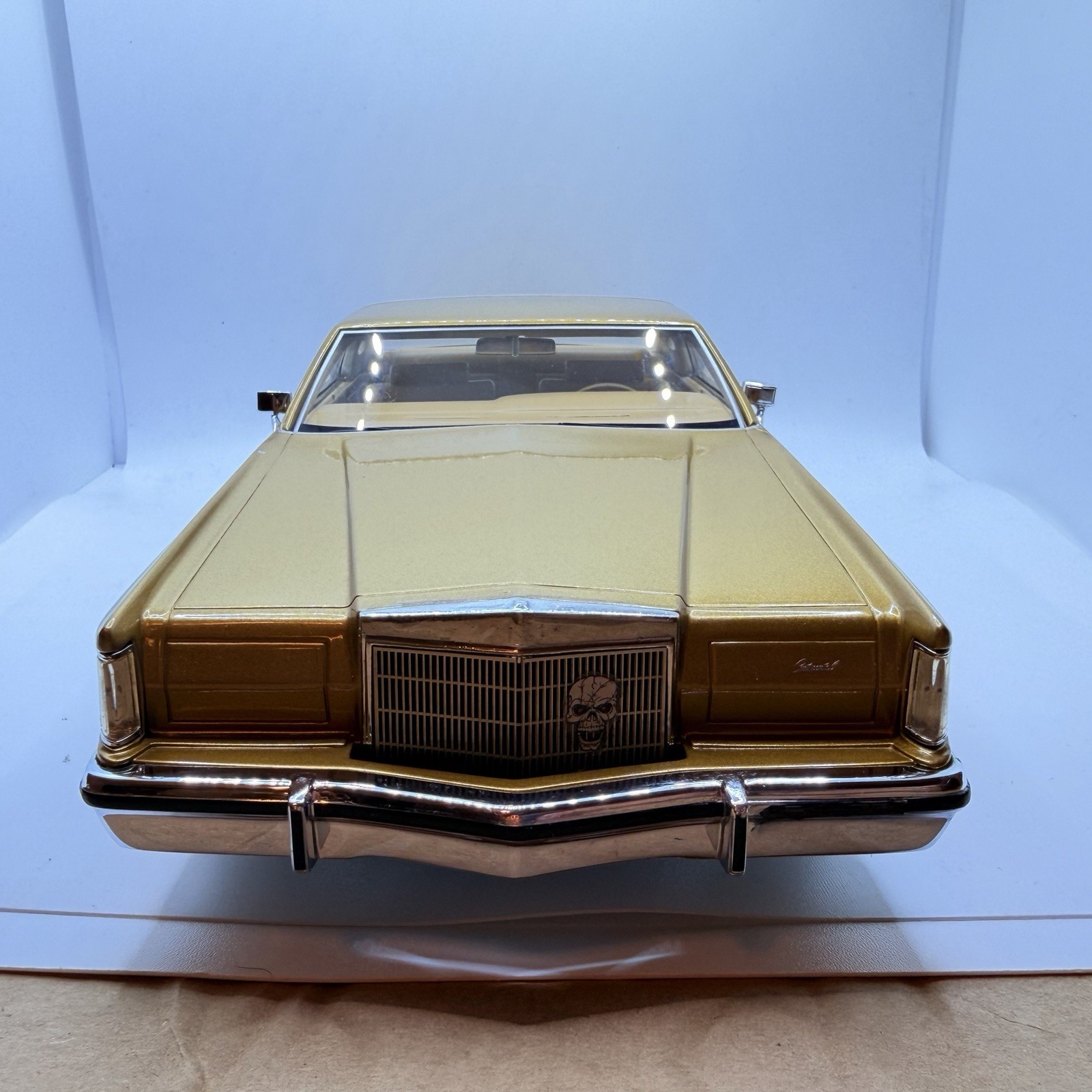 1977 LINCOLN CONTINENTAL MARK V GOLD SEALED MODEL 1:18 by MCG MODEL CAR GROUP