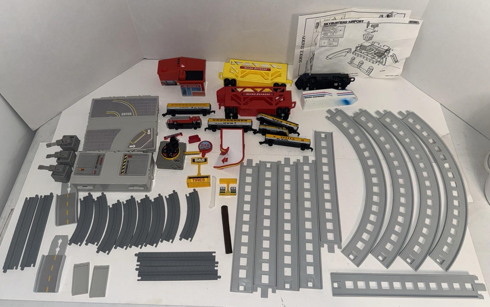 LOT 50 MICRO MACHINE TRAIN TRACKS SERVICE STATION MILITARY TURRETS GALOOB TRAVEL