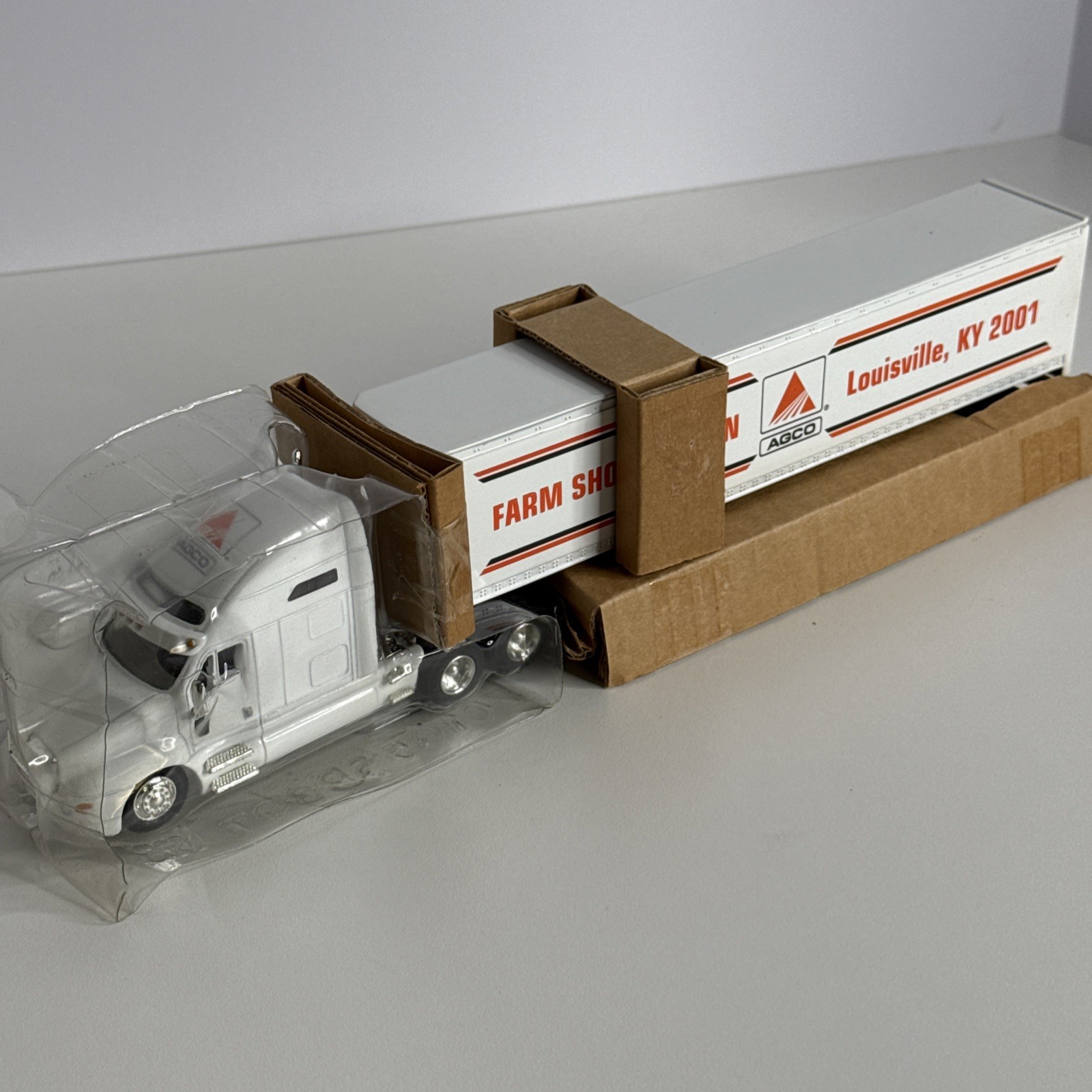SPECCAST 1:64 KENWORTH T2000 TRACTOR W/TRAILER Farm Show Edition Louisville KY