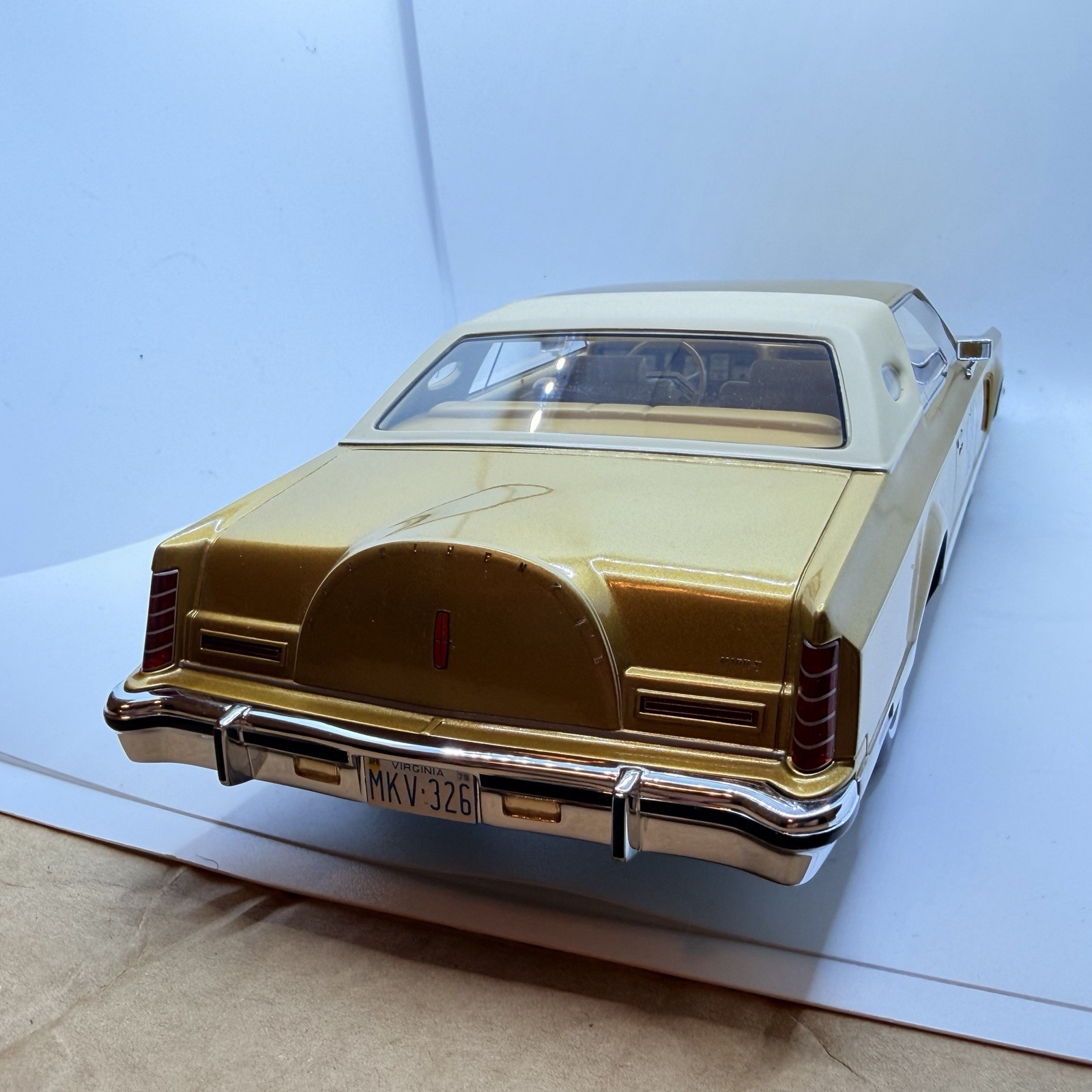 1977 LINCOLN CONTINENTAL MARK V GOLD SEALED MODEL 1:18 by MCG MODEL CAR GROUP