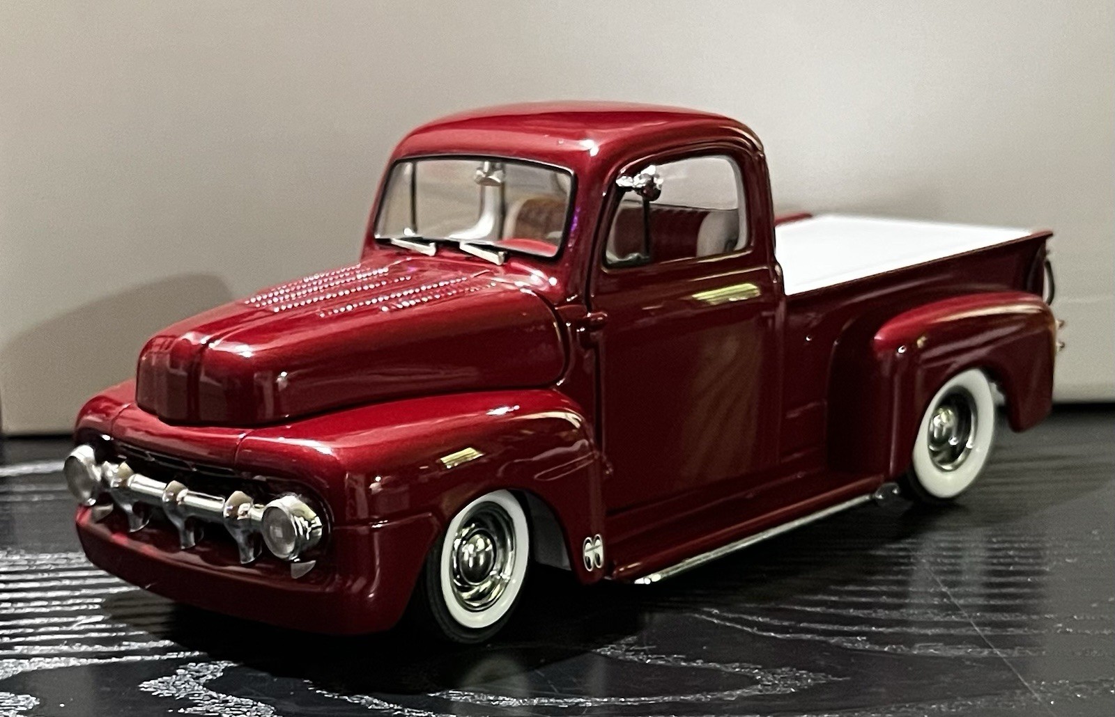 1951 FORD F-150 CUSTOM PICKUP DANBURY MINT CANDY APPLE RED 1:24 DIECAST MODEL