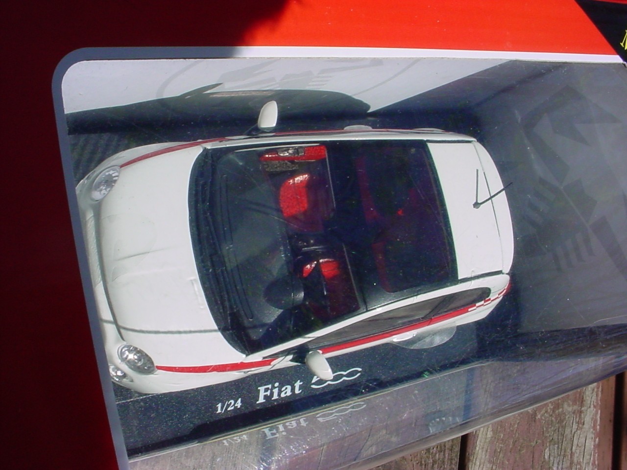 1:24 Motorama FIAT 500 ABARTH Limited Edition Diecast / White on Black stand MIB