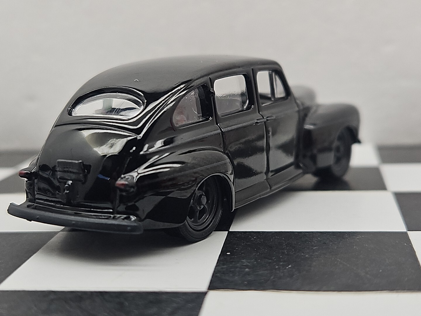 1948 Ford Fordor 4 Door Super DELUXE LOWRIDER 1:64 Scale Car Greenlight HOT ROD