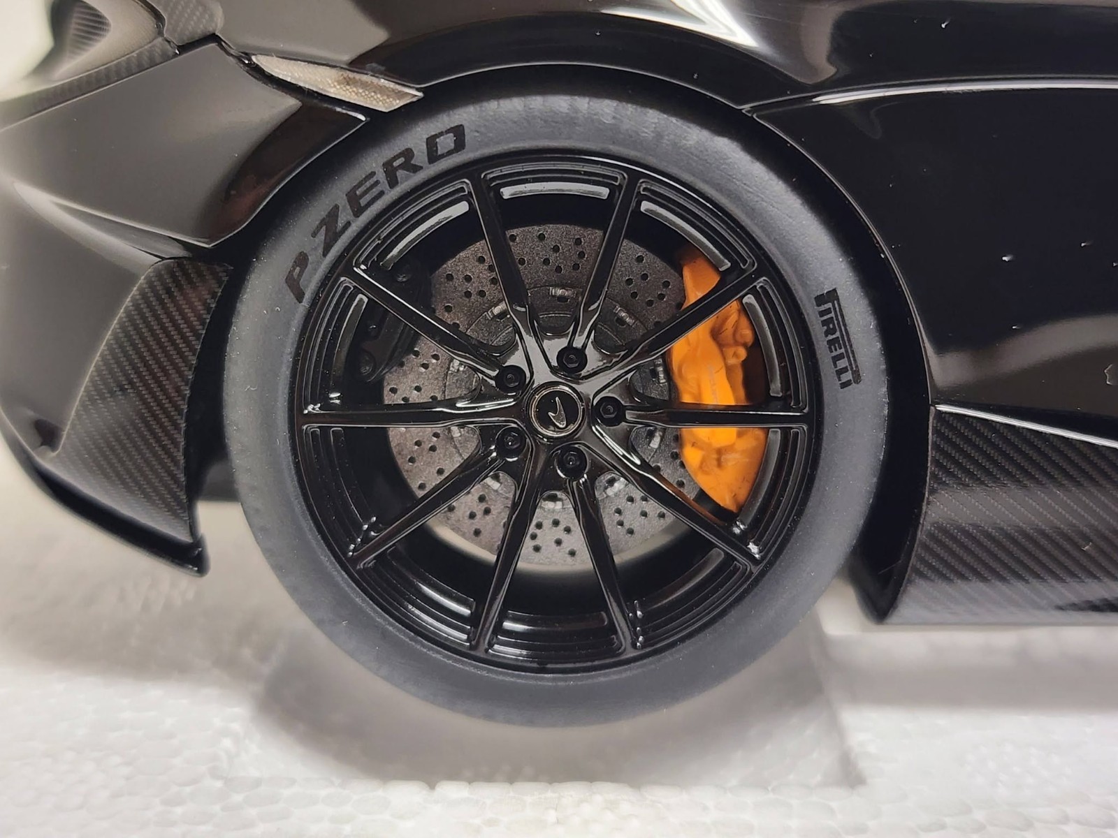 AUTOart – 1/18 die cast: McLaren 600LT, ONYX BLACK and orange inside.