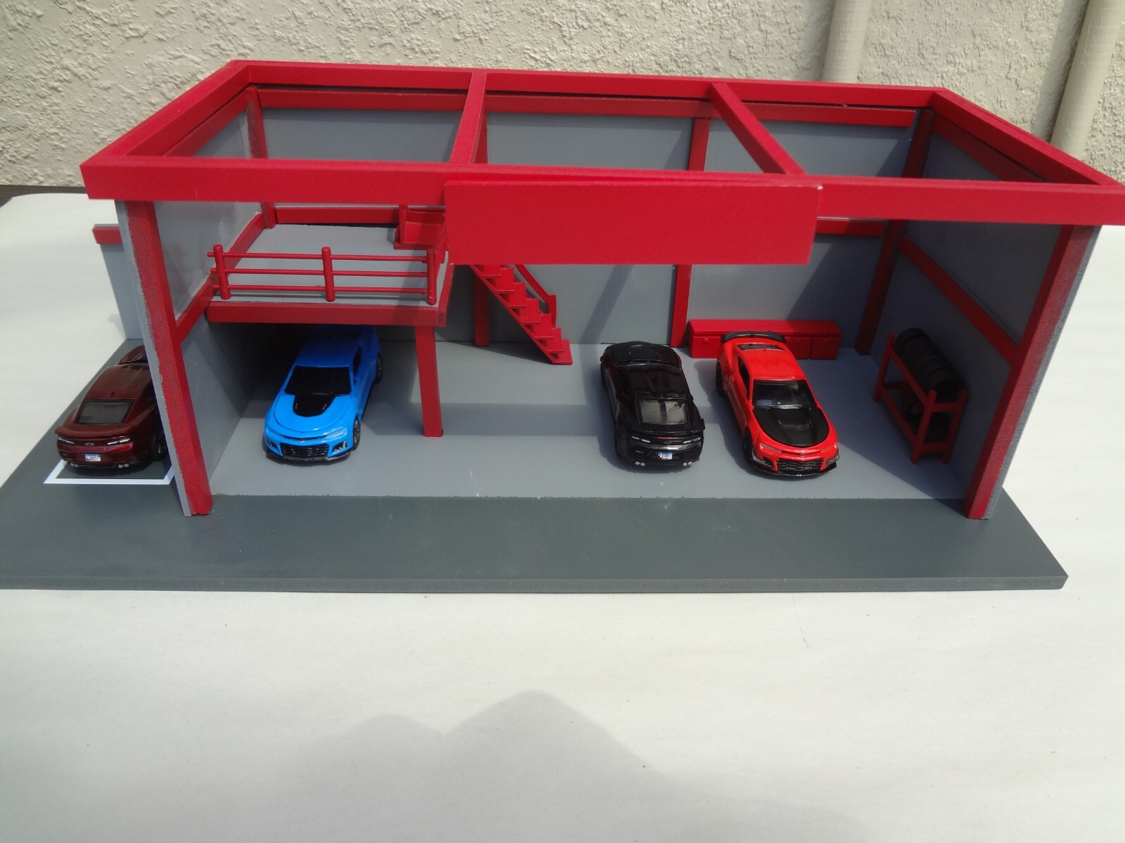 1:64 scale Mechanic Garage Diorama Gray & Red cars are not included
