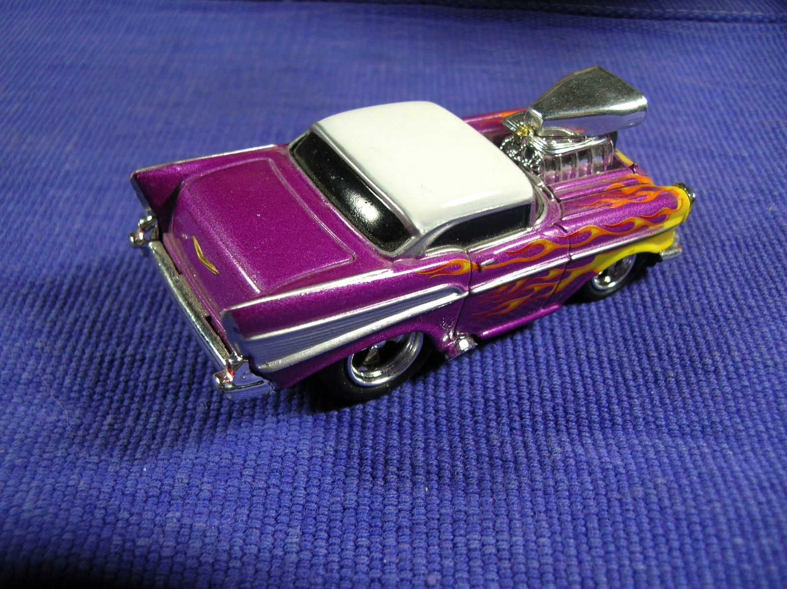 Muscle Machines 57 Chevy Bel Air Purple/White w/Flames 1957 Chevy 3″ long