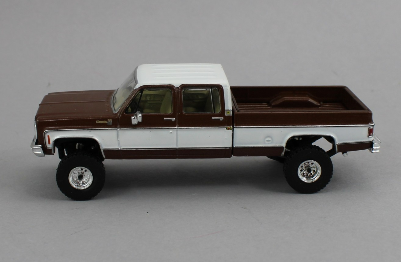 1:64 IXO Models *BROWN & WHITE* 1977 Chevrolet Silverado K30 Lifted 4×4 Pickup