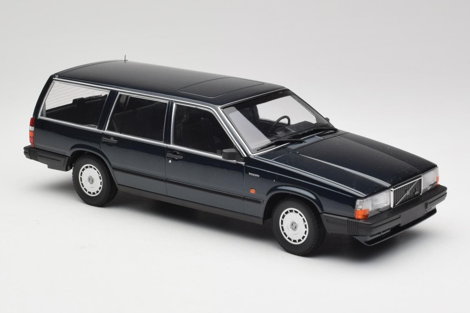 Volvo 740 GL Estate Dark Green Metallic Minichamps 1:18 | 155171771