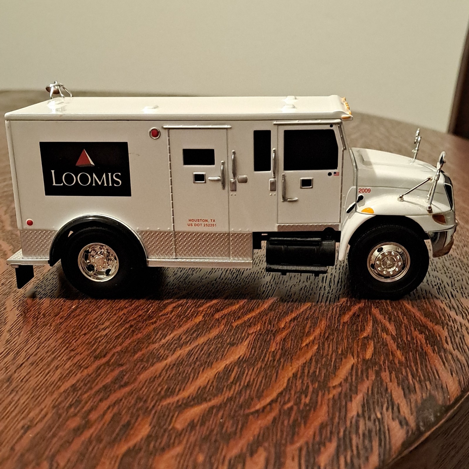 Loomis International Armored Truck 2009 Diecast 1:43 White Silver Black