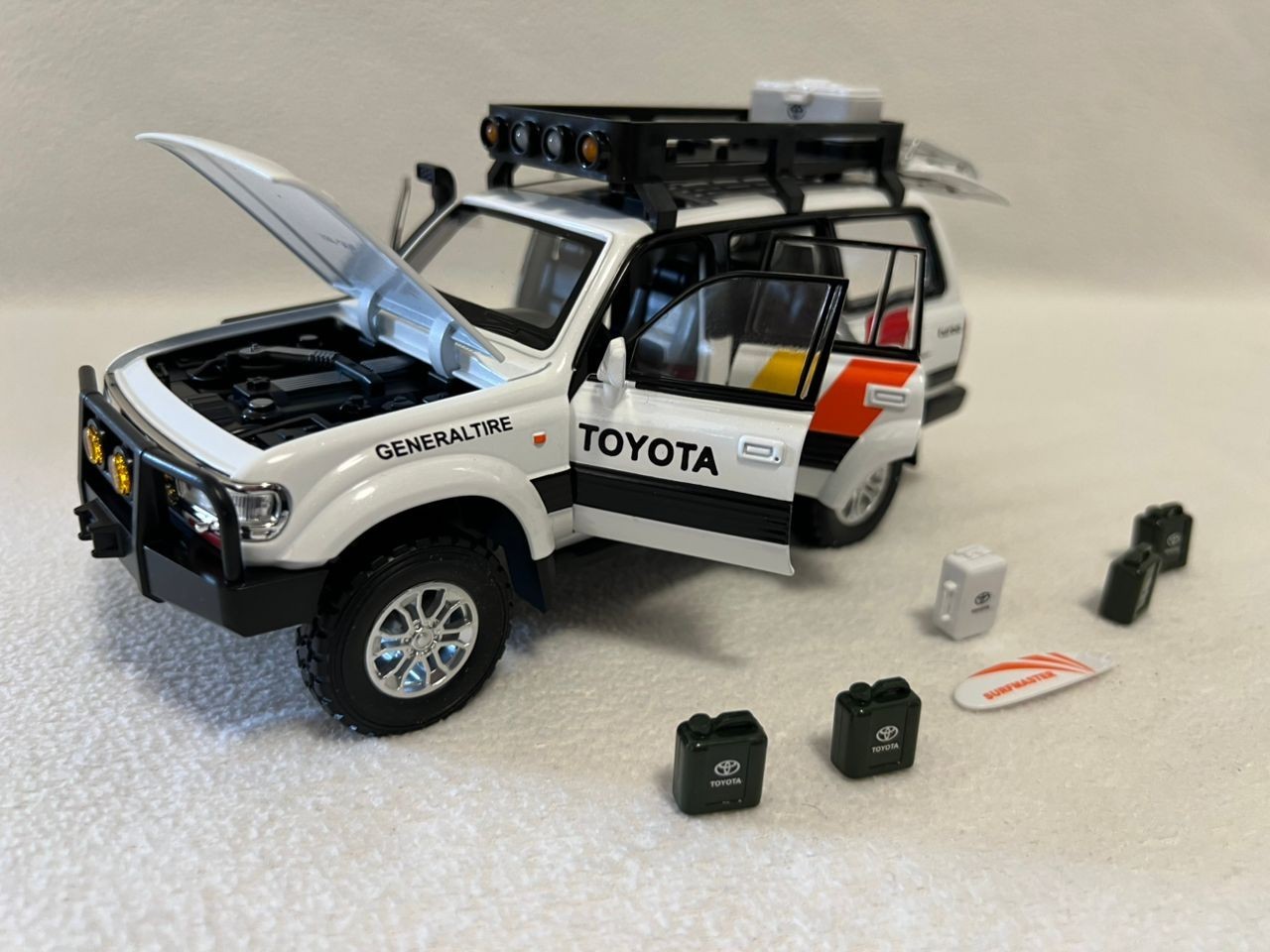 1:24 Toyota Land Cruiser LC80 Car Model Alloy Diecast Vehicle Gift Sound Light
