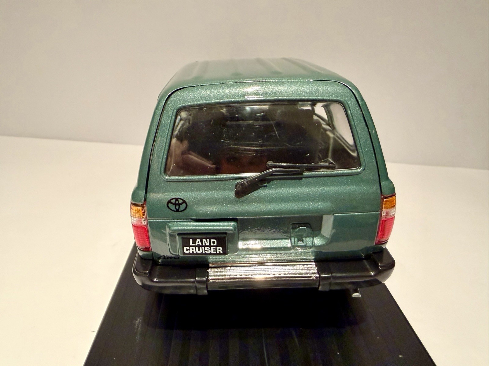Toyota Land Cruiser 1992 Green 1/18 Scale Diecast Model Car