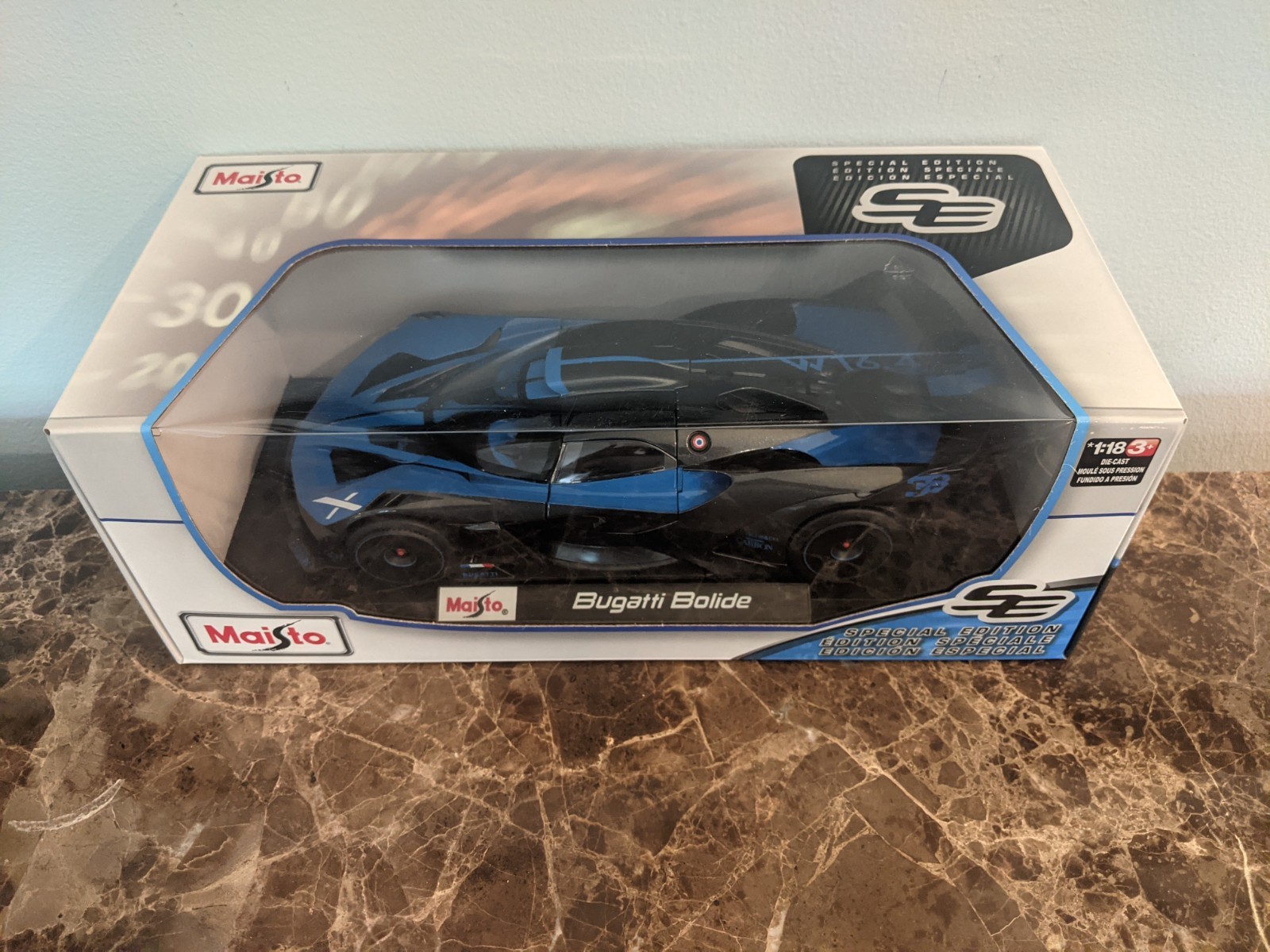 BUGATTI BOLIDE-Maisto SE-Blue/Black-1:18 + Hot Wheels Euro-Speed car-1:64