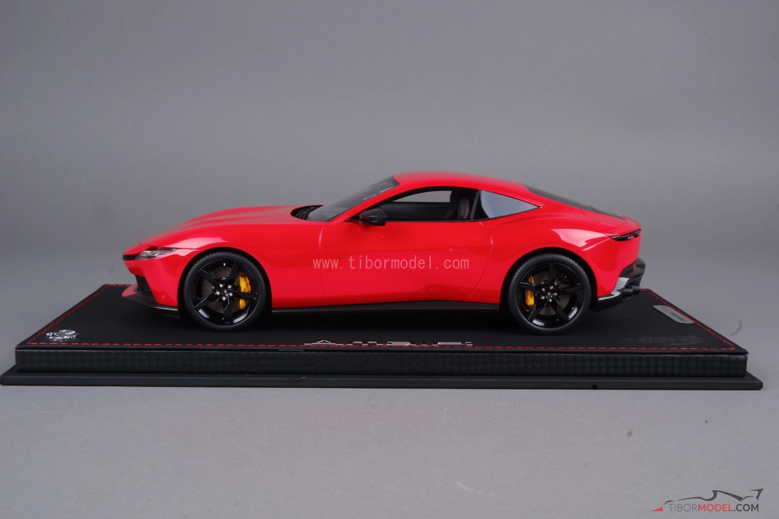 Ferrari Amalfi 2025 red, rosso corsa, with showcase, 1:18 BBR, P18272A1