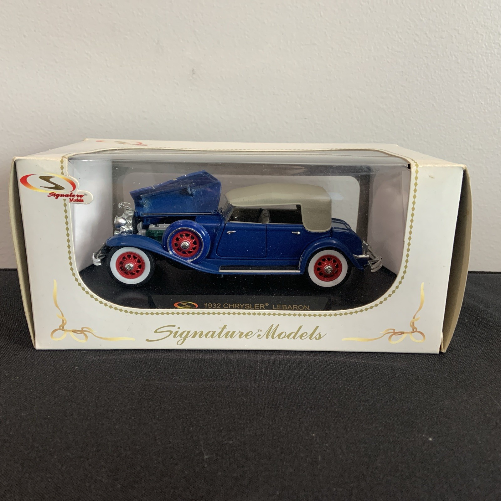 SIGNATURE MODELS..1932 CHRYSLER LEBARON 1/24 SCALE .NIB