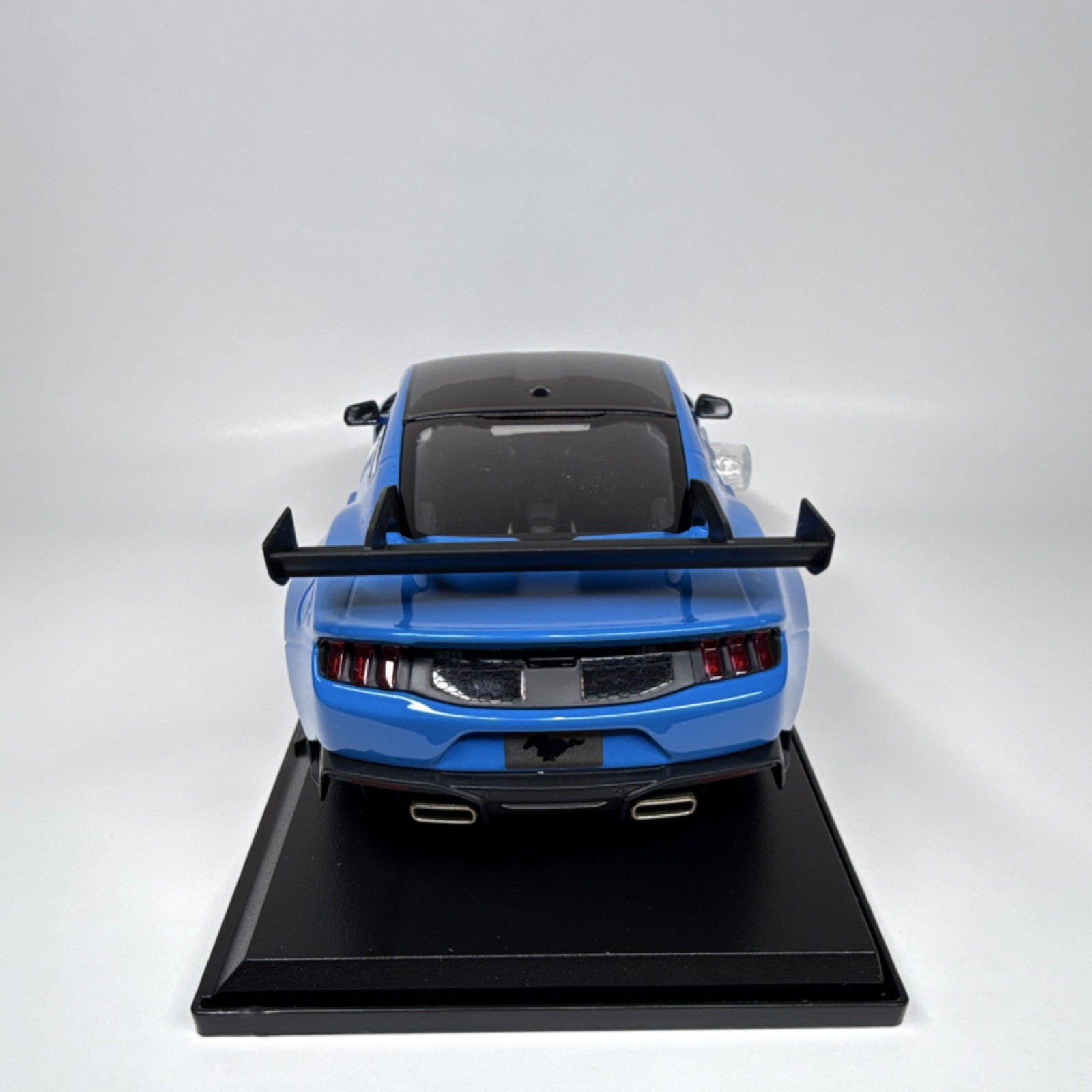 Maisto 1:18 Ford Mustang GTD Diecast Car Blue Black 2025 With Stand