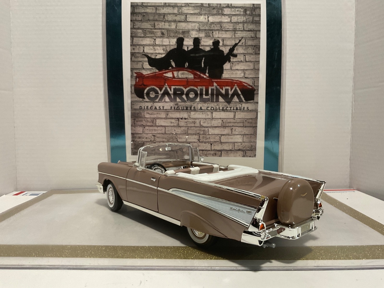 1/18: ROAD SIGNATURE 1957 CHEVROLET BEL AIR BRONZE ON WHITE