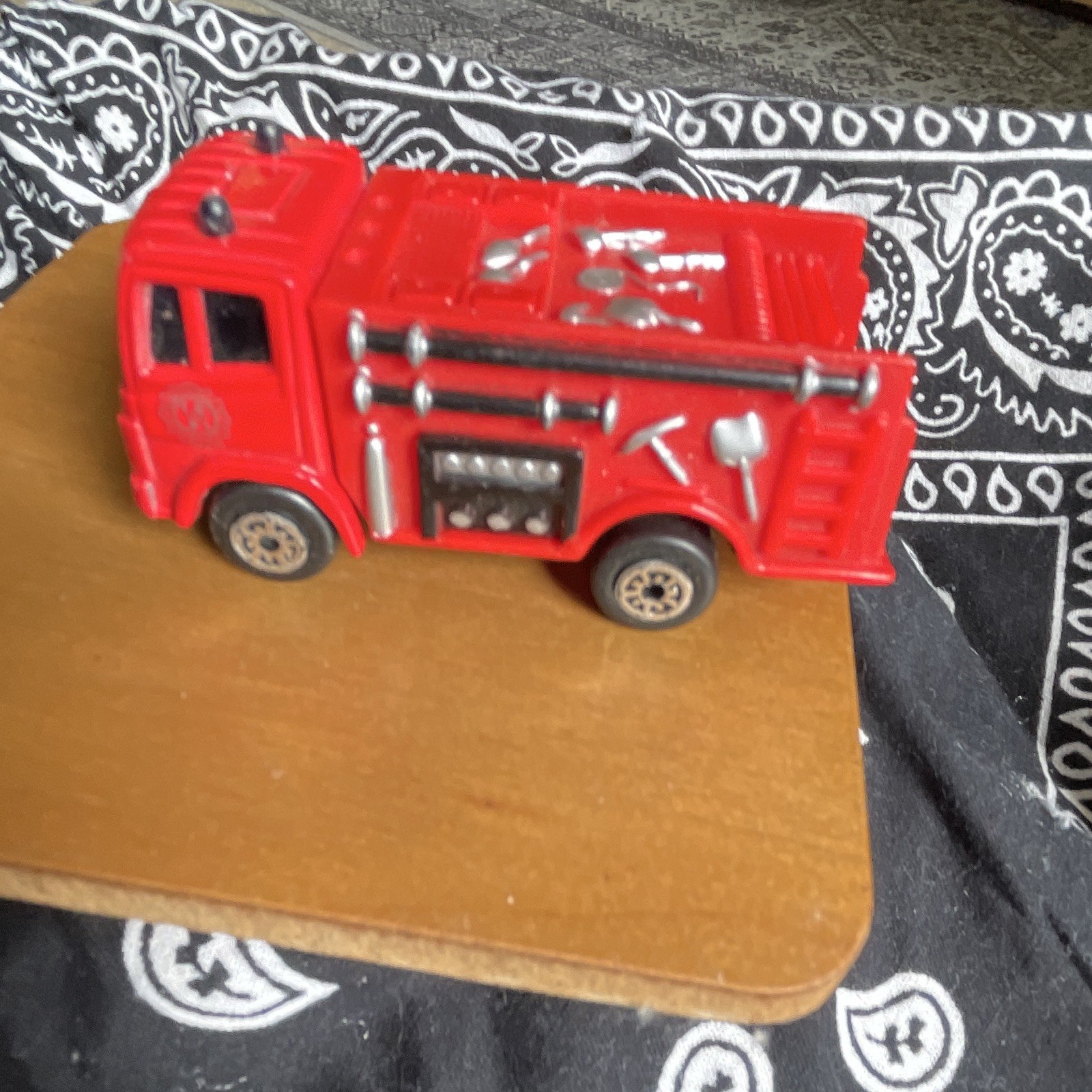 Maisto Red/Silver/Black Diecast Fire Vehicle Fire Truck Toy 1:64 Scale
