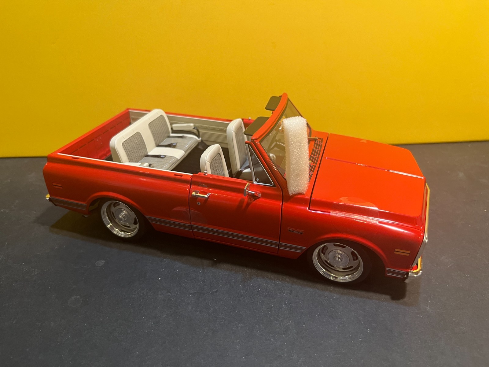 1/18 ACME 1970 GMC JIMMY LOWERD TWD RED WITH WHITE REMOVABLE TOP 1 OF JUST 402