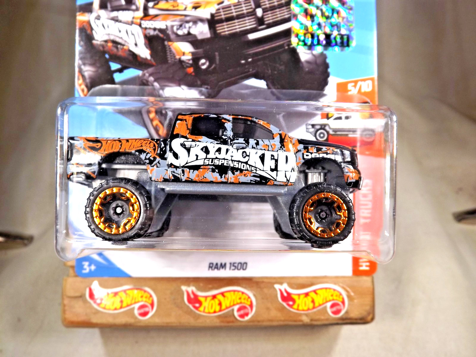 2018 Hot Wheels #298 HW Hot Trucks 5/10 RAM 1500 Black-Org w/Gold Beadloc Rim Sp