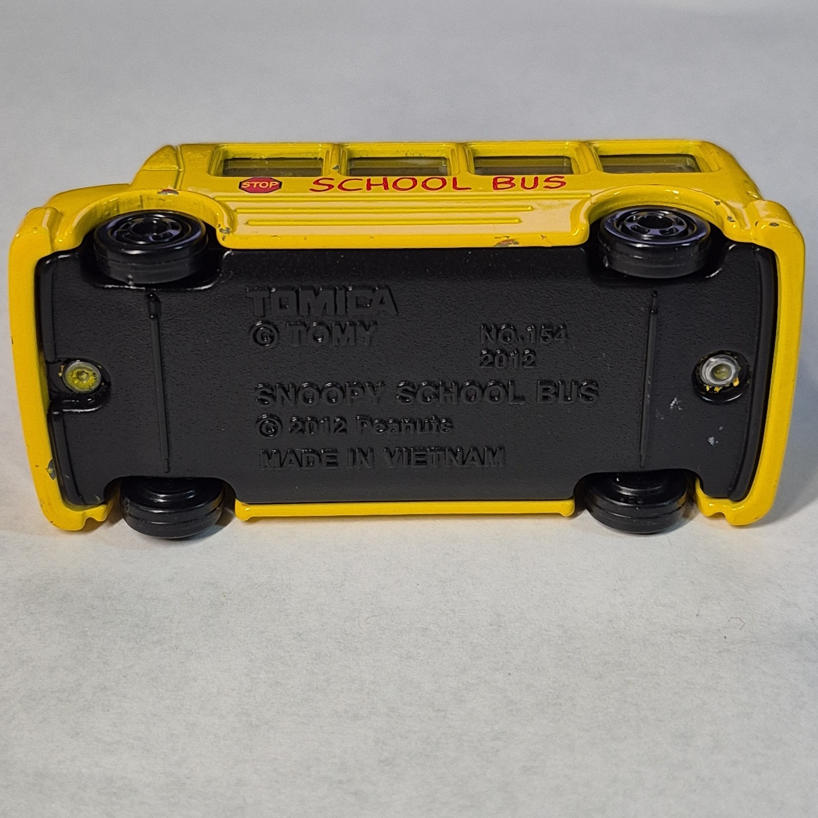 2012 Takara Tomy Dream Tomica #154 Peanuts Gang Snoopy Yellow School Bus Diecast