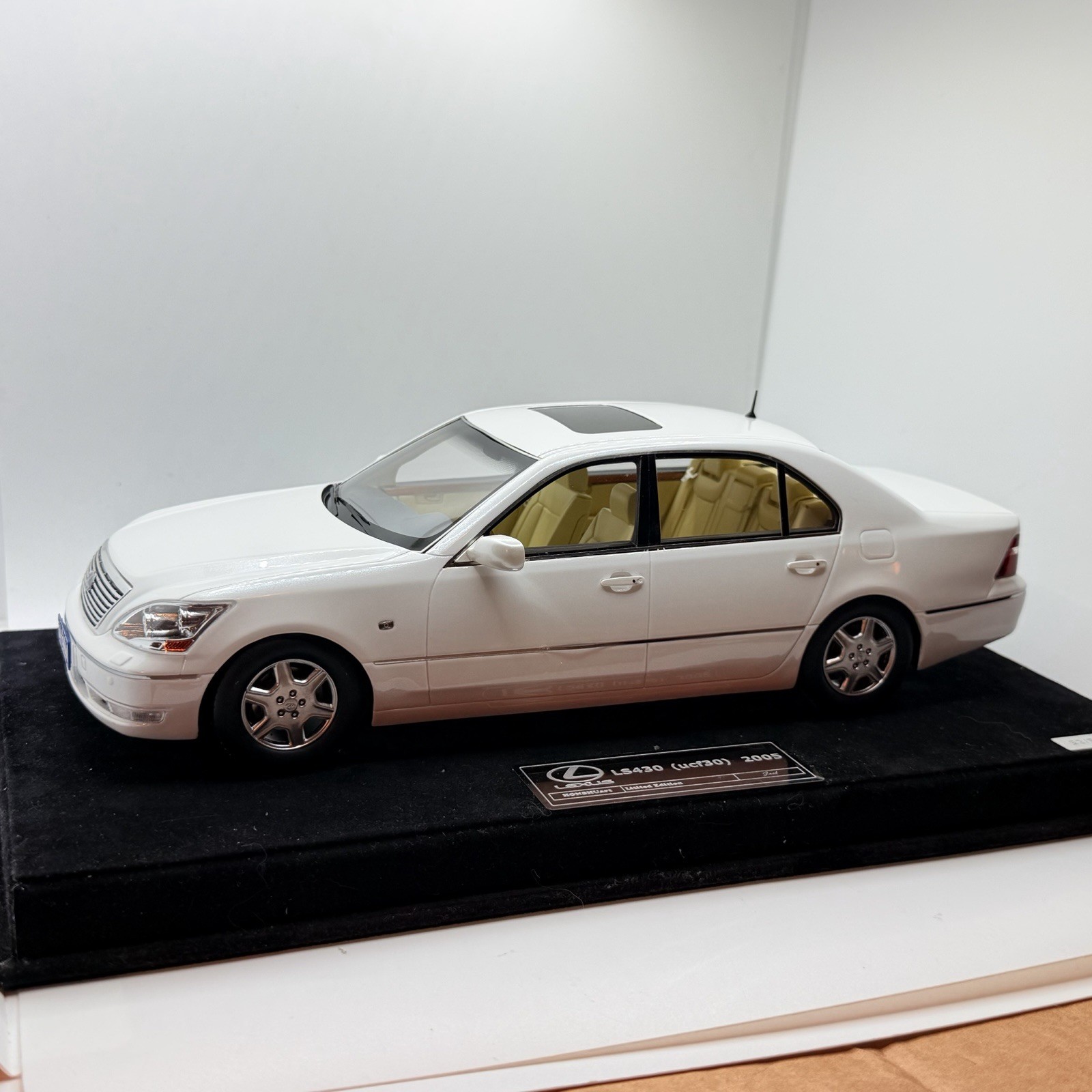 1/18 Ivy Models Lexus LS 430 in Gloss White 99 pieces Leather base
