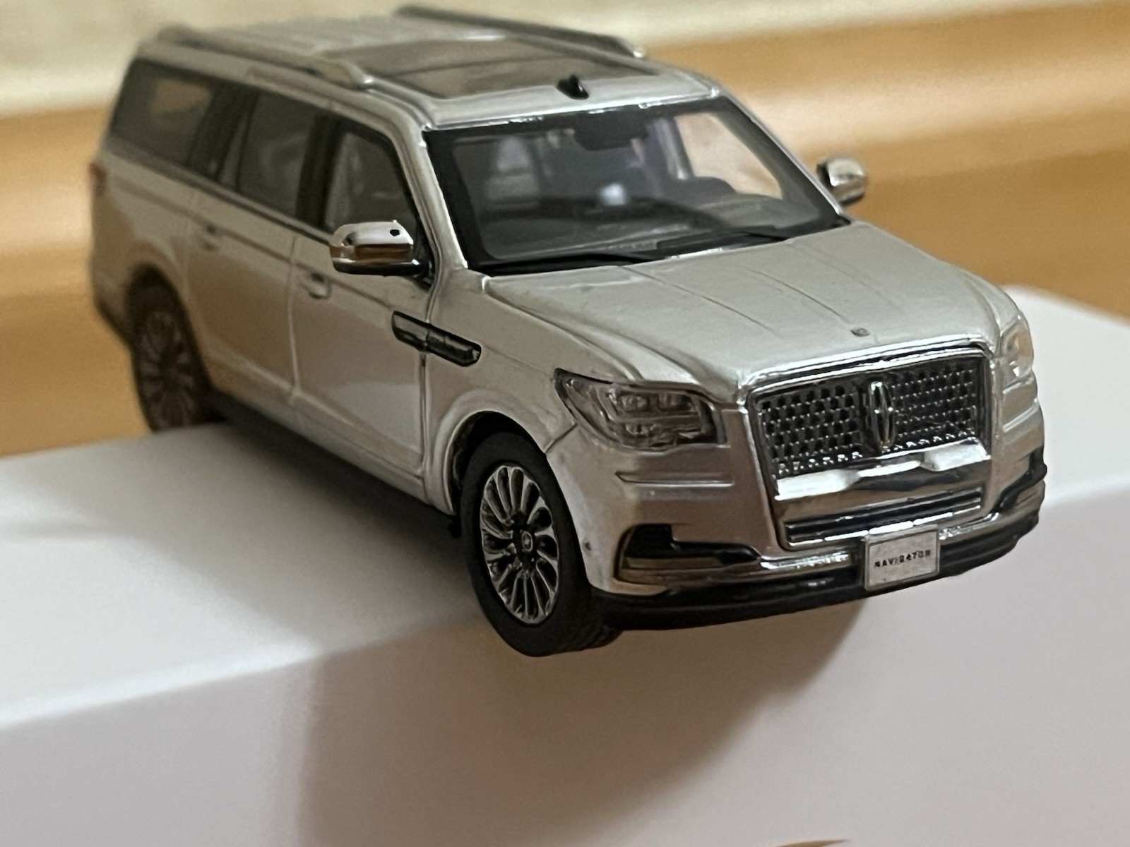 WTX 1:64 2018-2021 Lincoln Navigator L Reserve Silver W/ Folding Running Boards