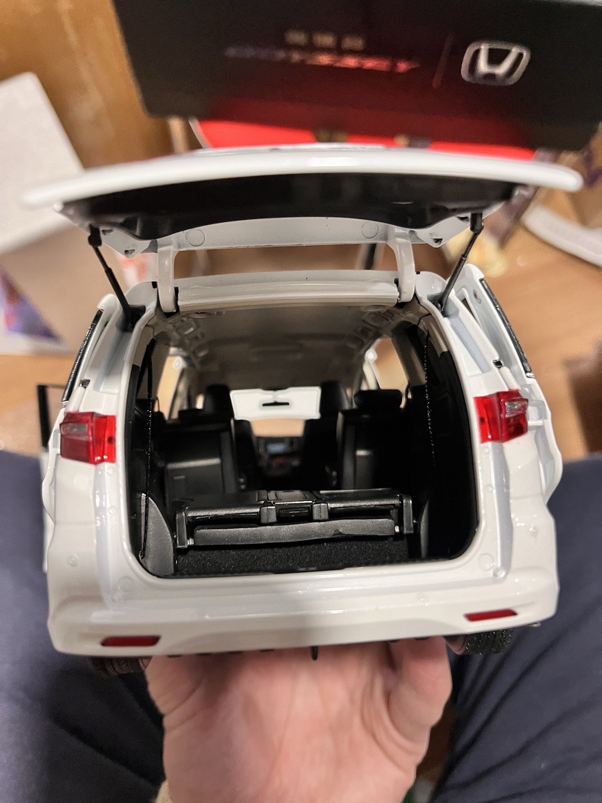 1:18 Scale 2015~2018 Honda Odyssey White Diamond Pearl Diecast Model With Base
