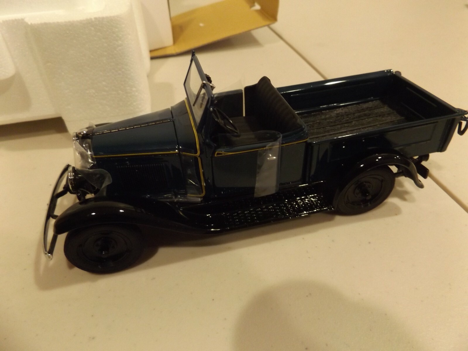 DANSBURY MINT 1931 CHEVROLET ROADSTER PICKUP / REMOVABLE TOP–NO TITLE