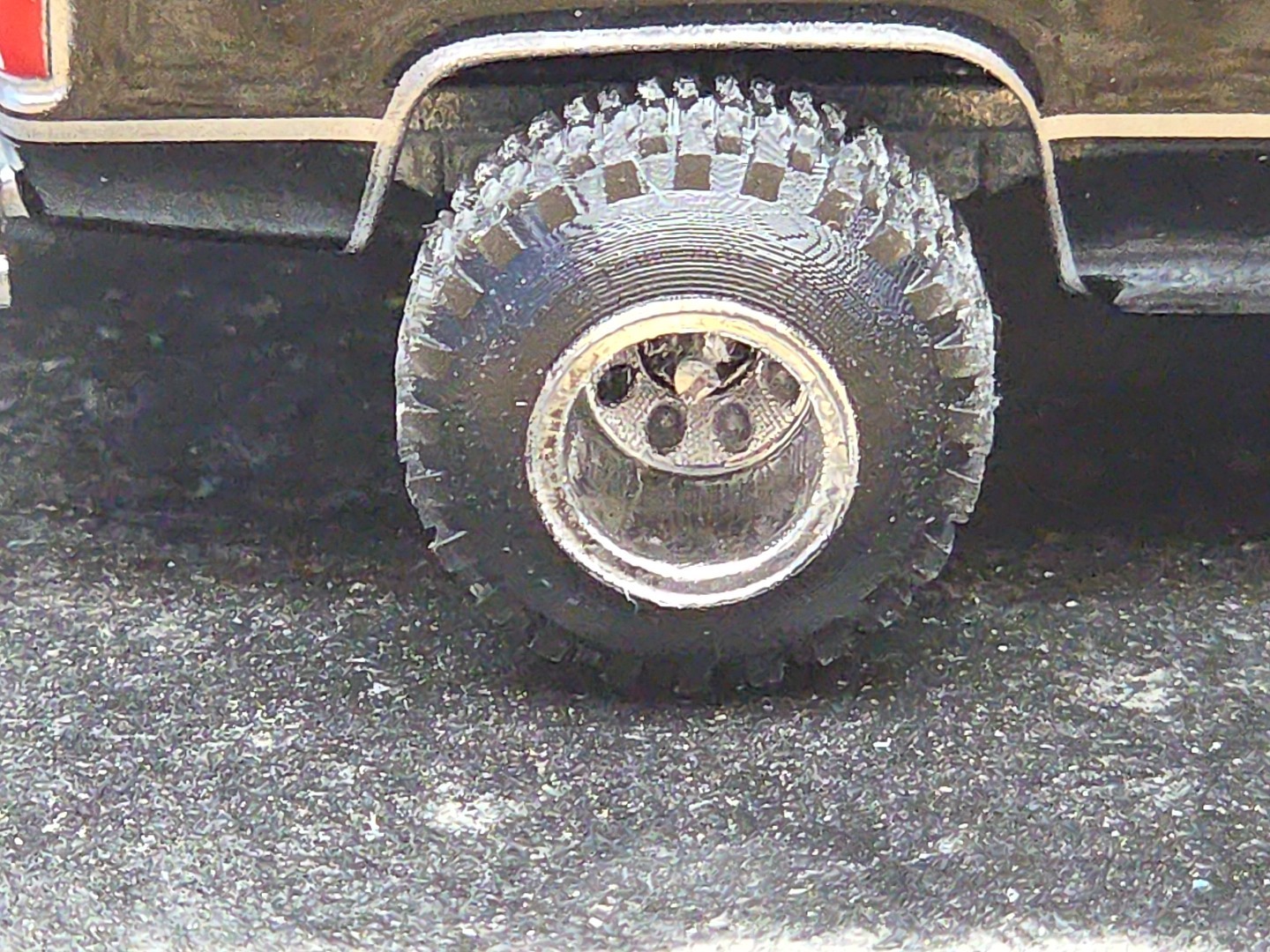 CUSTOM BUILT LIFTED 1:64 CHEVEROLET 1980s Silverado SQUARE BODY CHEVY 4×4 mud 83