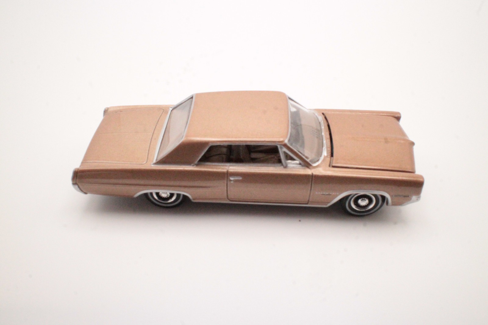 Auto World 1965 Pontiac Catalina 2+2 Samoan Bronze Metallic 1:64 Loose Diecast