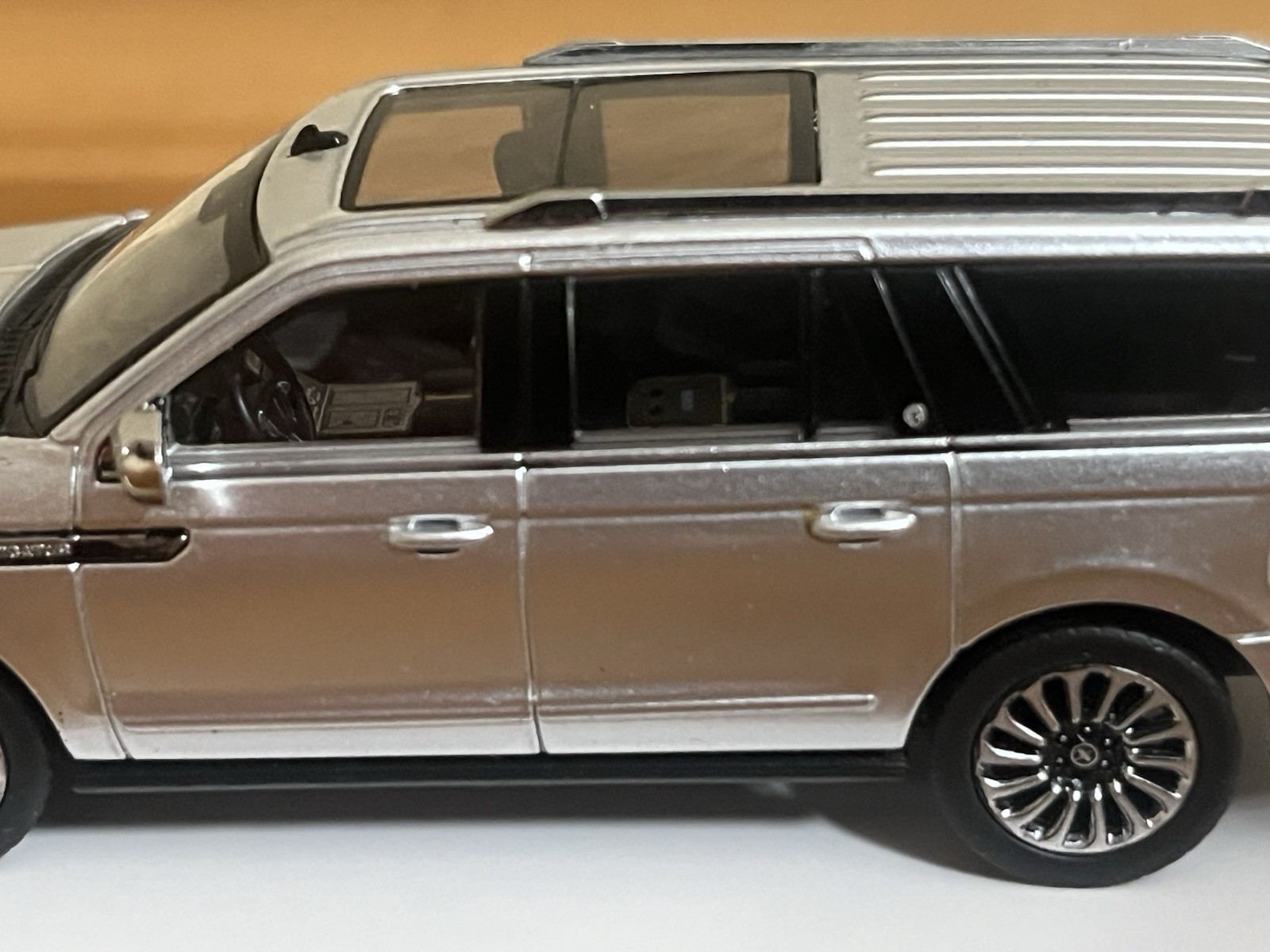 WTX 1:64 2018-2021 Lincoln Navigator L Reserve Silver W/ Folding Running Boards