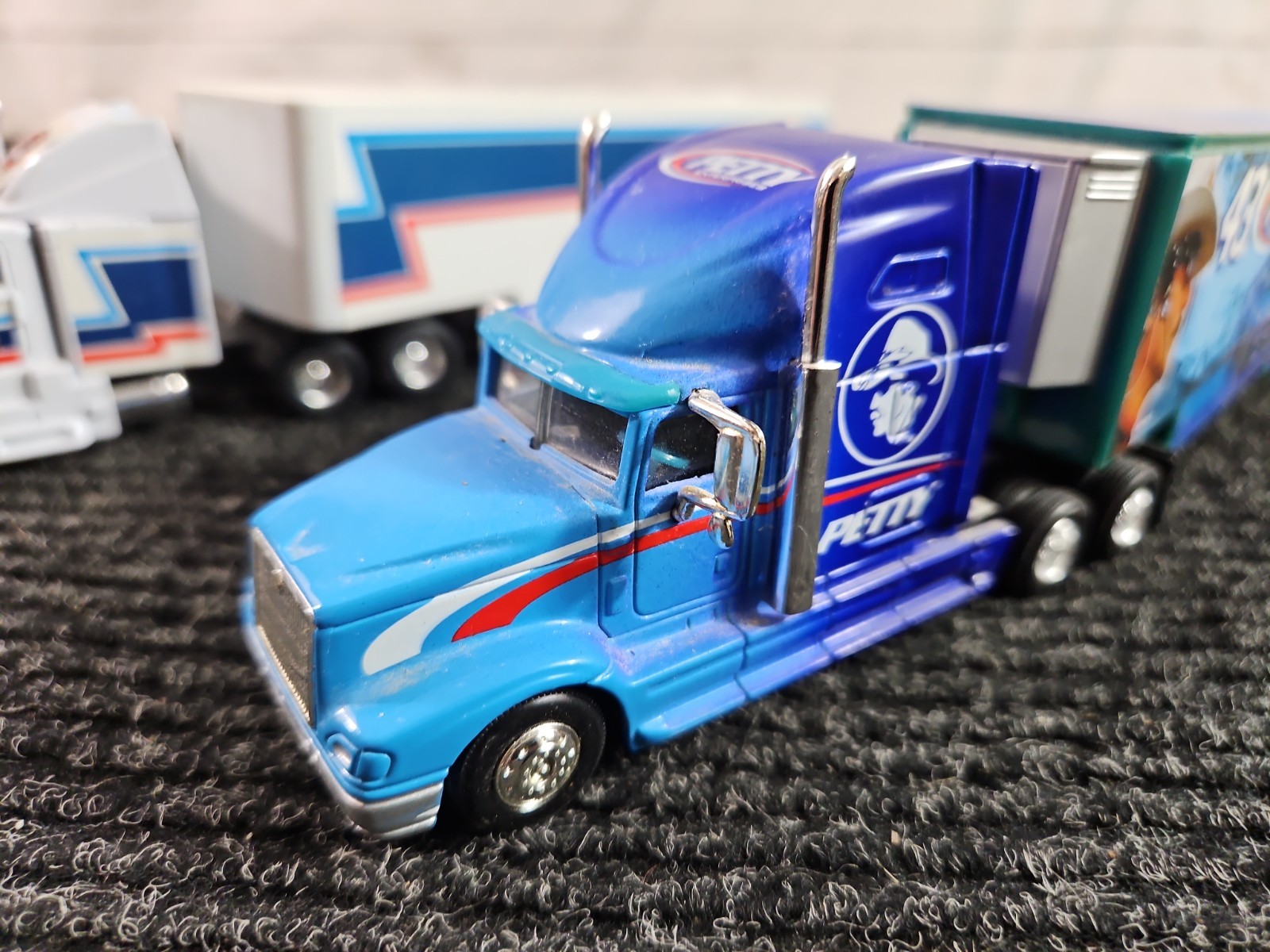 2 Hotwheels Richard Petty International Eagle Race Car Transporter