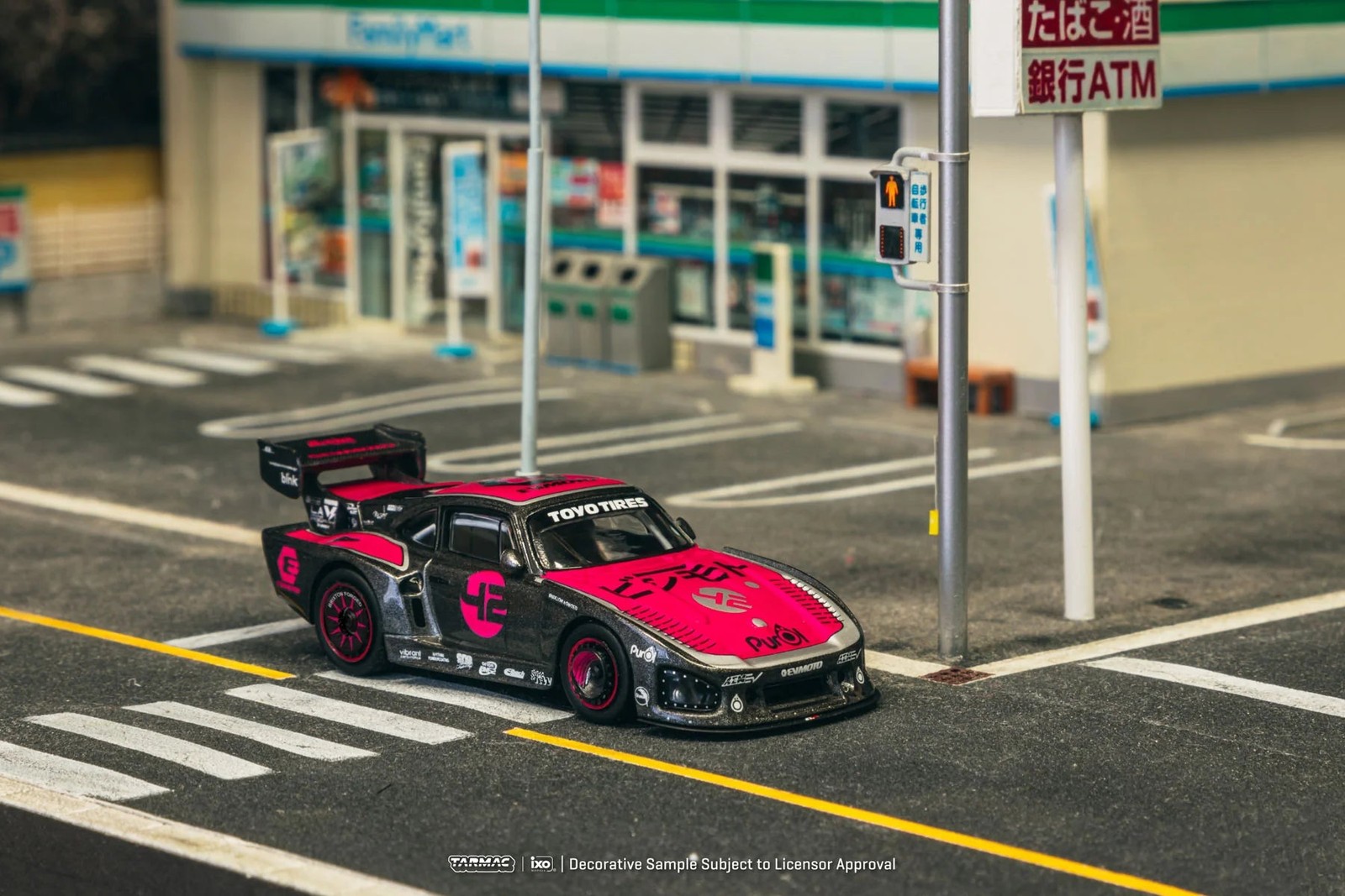 Tarmac Works Bisimoto Porsche 935 K3V with Trading Cards – Pink T64-079-K3V