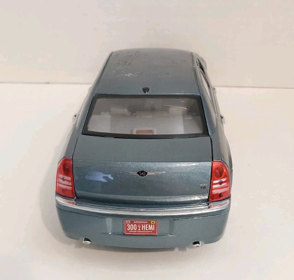 Maisto 2005 Chrysler 300C Hemi Teal 1/18 Scale Die Cast Model Car