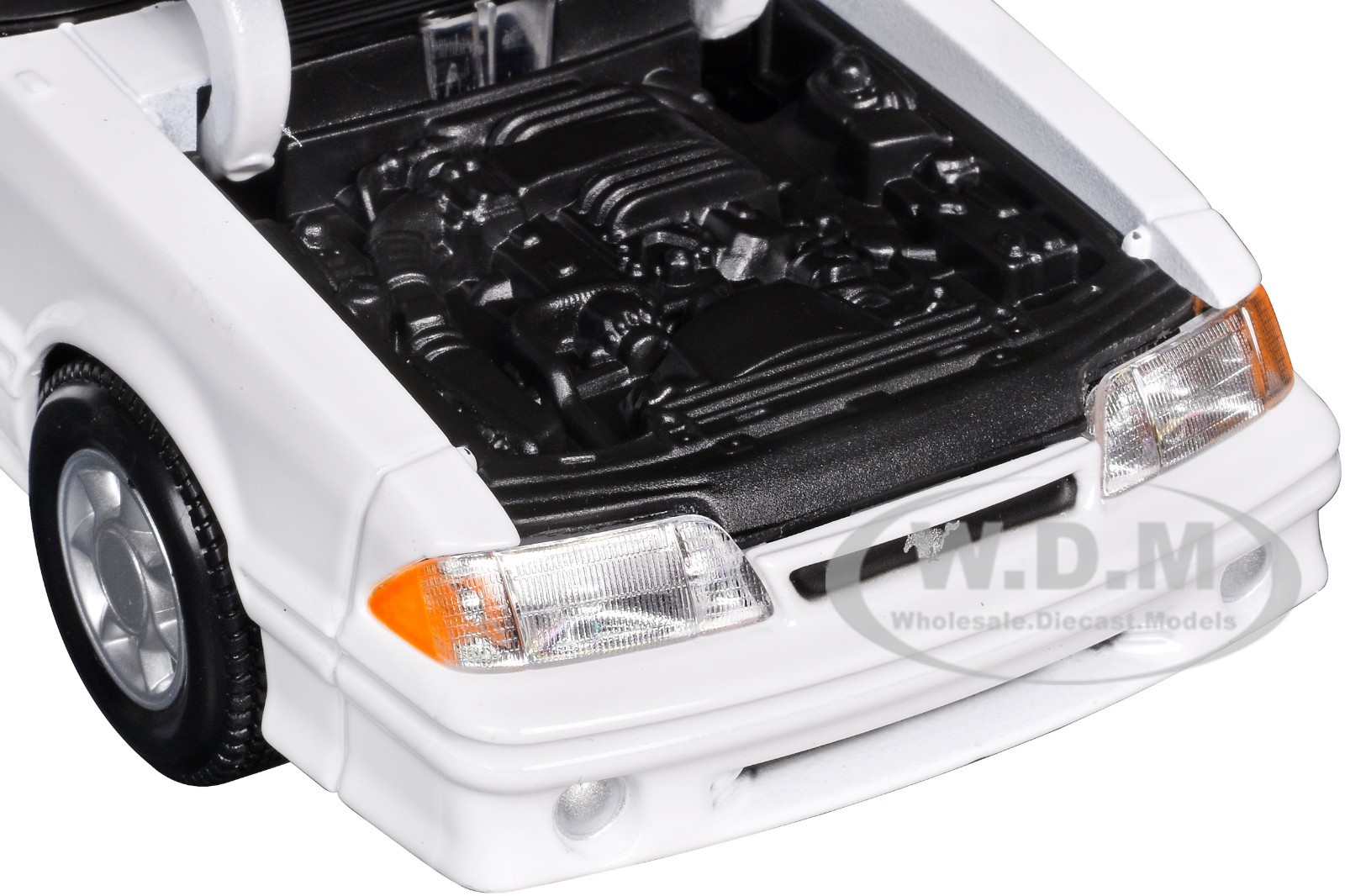 1993 FORD MUSTANG SVT COBRA WHITE 1/24 DIECAST MODEL CAR BY MAISTO 32906