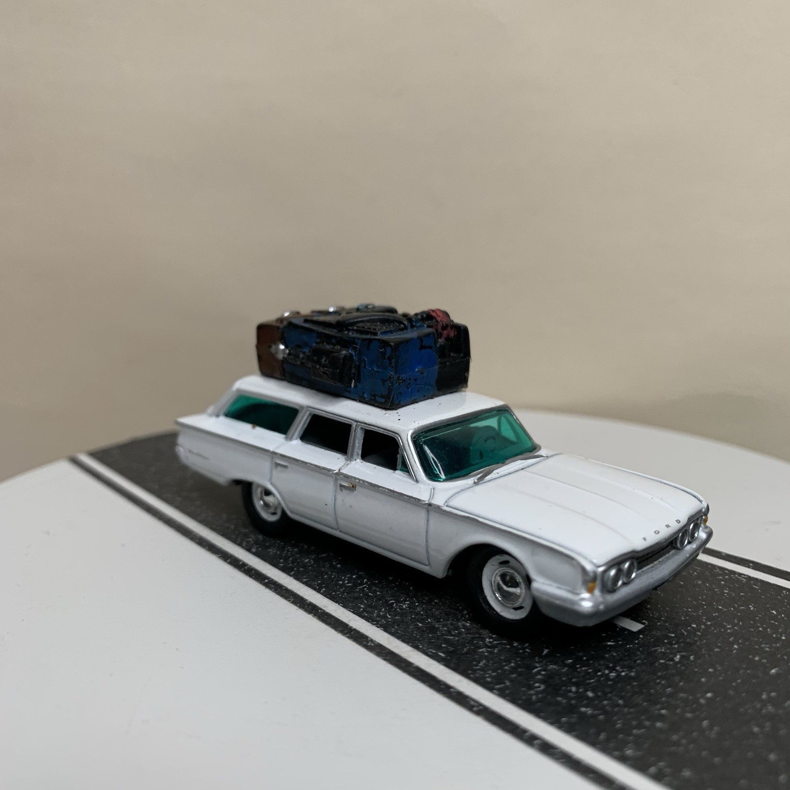 CUSTOM Johnny Lightning 1960 Ford Ranchero Wagon White w/Roof Luggage 1:64 NM
