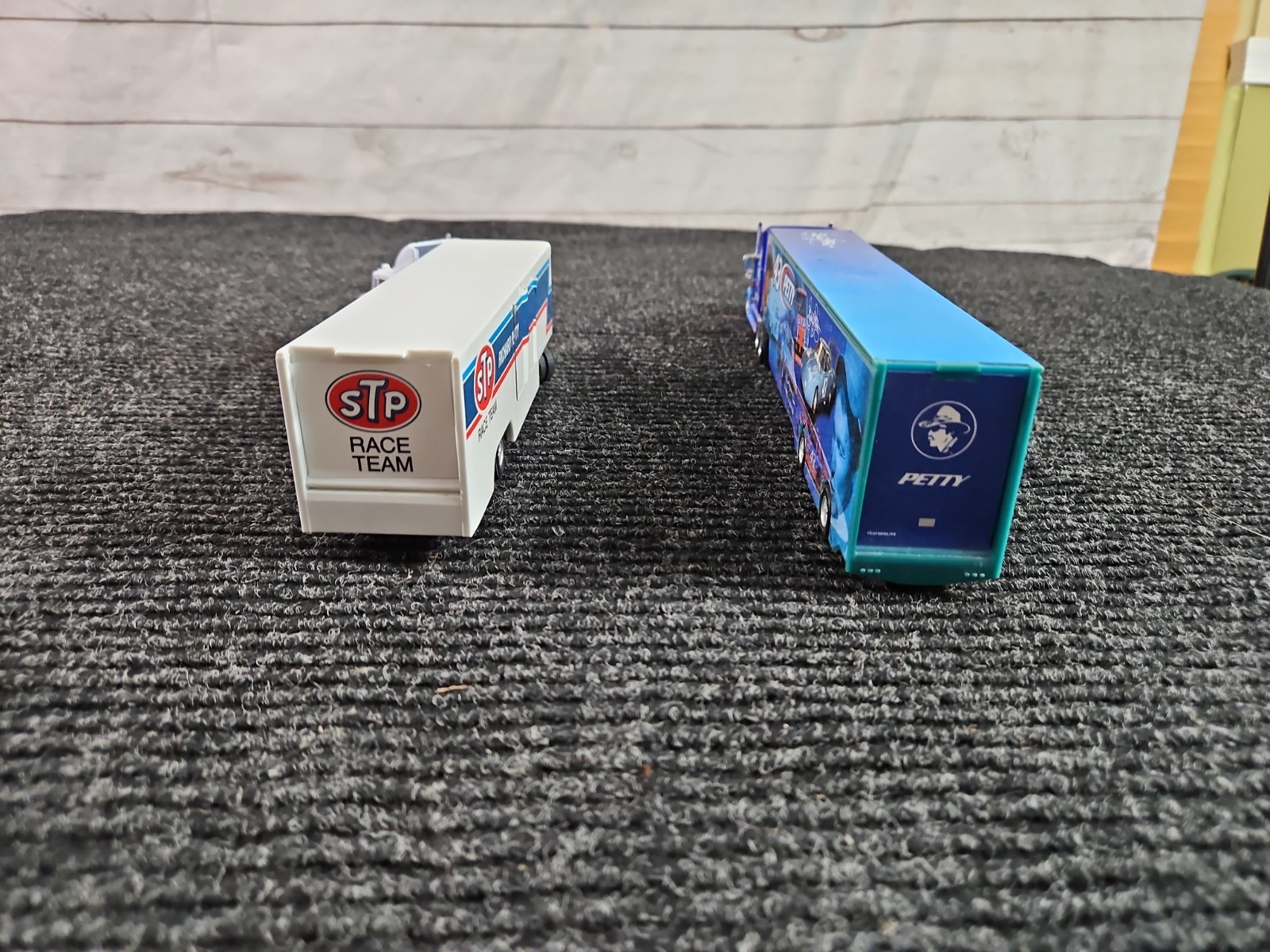 2 Hotwheels Richard Petty International Eagle Race Car Transporter