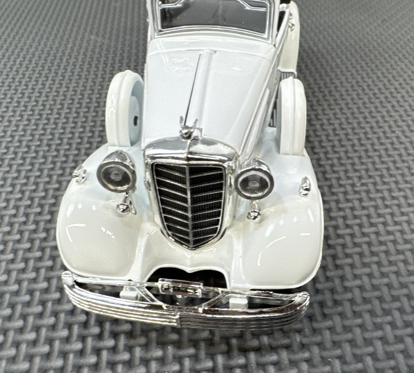 Signature Models 1933 Cadillac Town Car Diecast 1:32