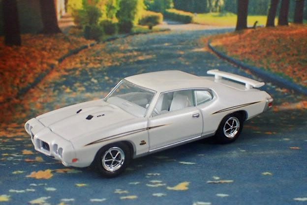 2nd Gen 1968-1973 Pontiac GTO Judge V8 Ram Air IV 400ci V8 Coupe 1/64 Scale LE W