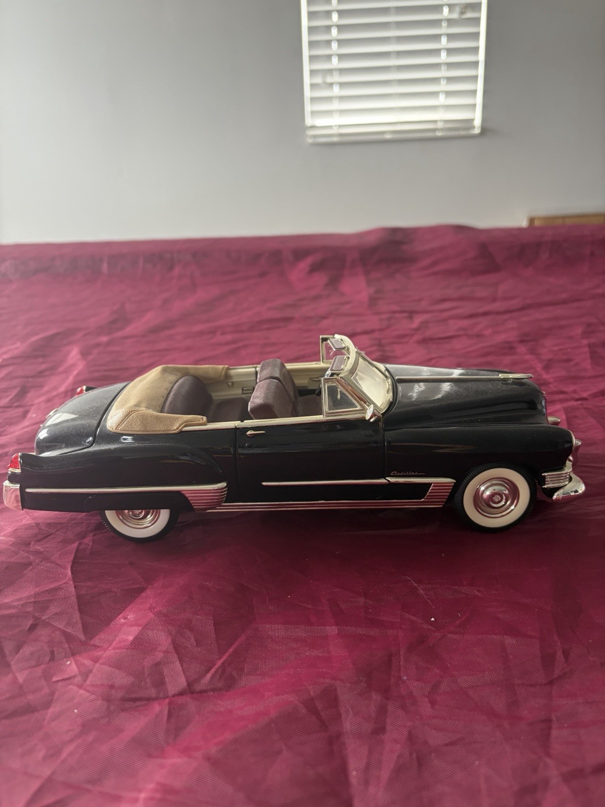 Black/Tan Diecast Convertible Car Model Open-Top Opening Hood Doors 1:18